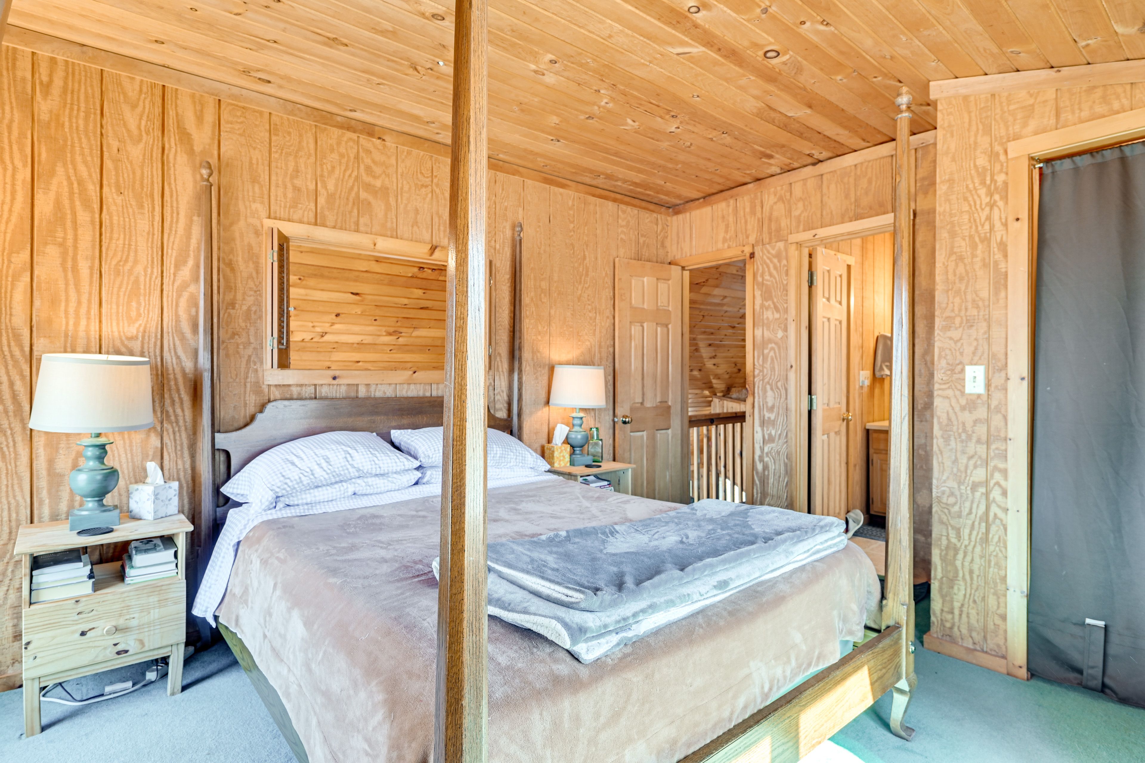 Bedroom 1 | 2nd Floor | Queen Bed | En-Suite Bathroom