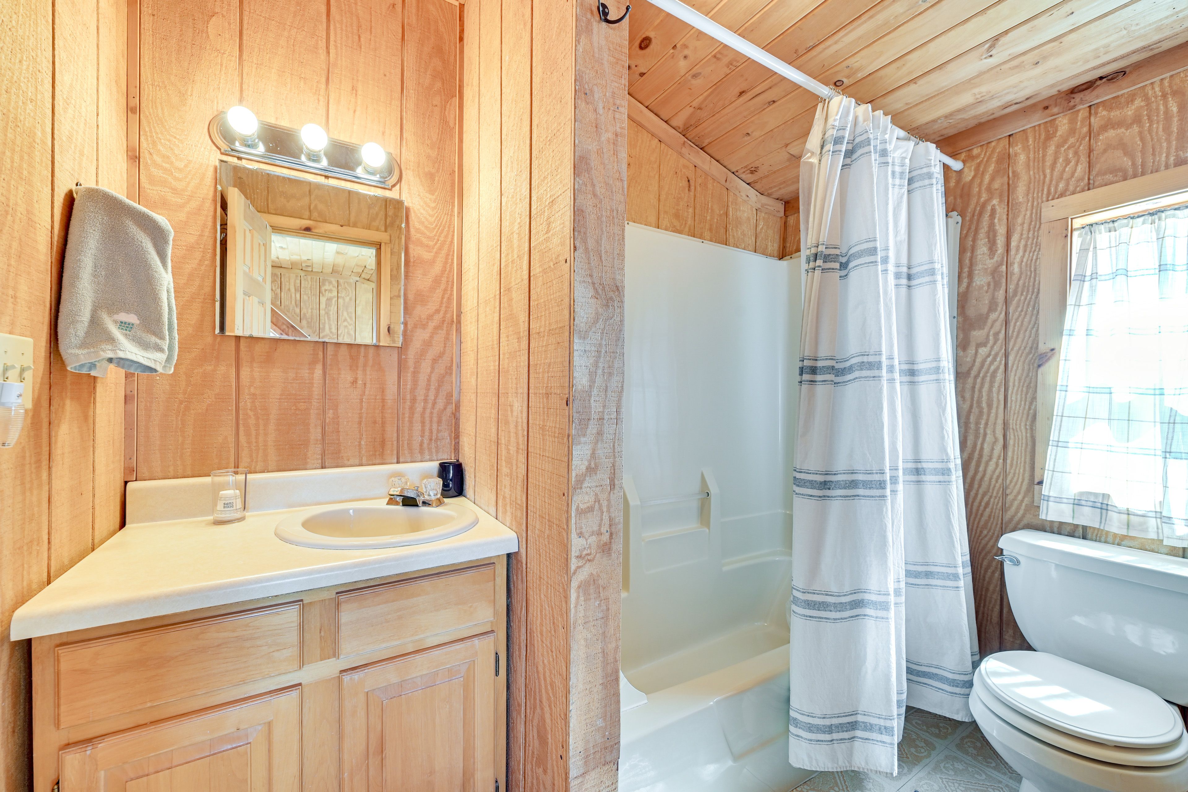 En-Suite Bathroom | 2nd Floor | Towels Provided
