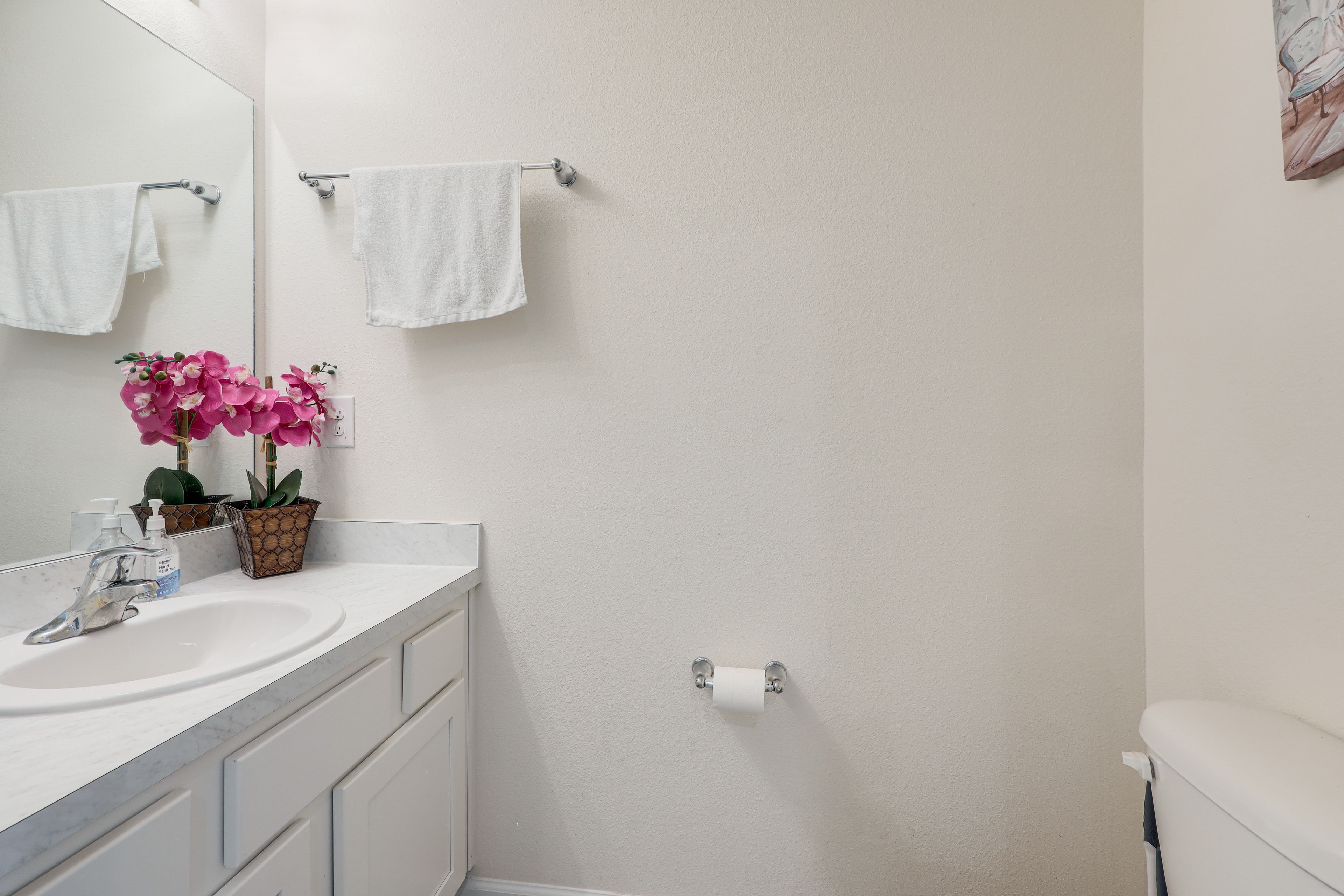 Half Bathroom | 1st Floor | Towels Provided