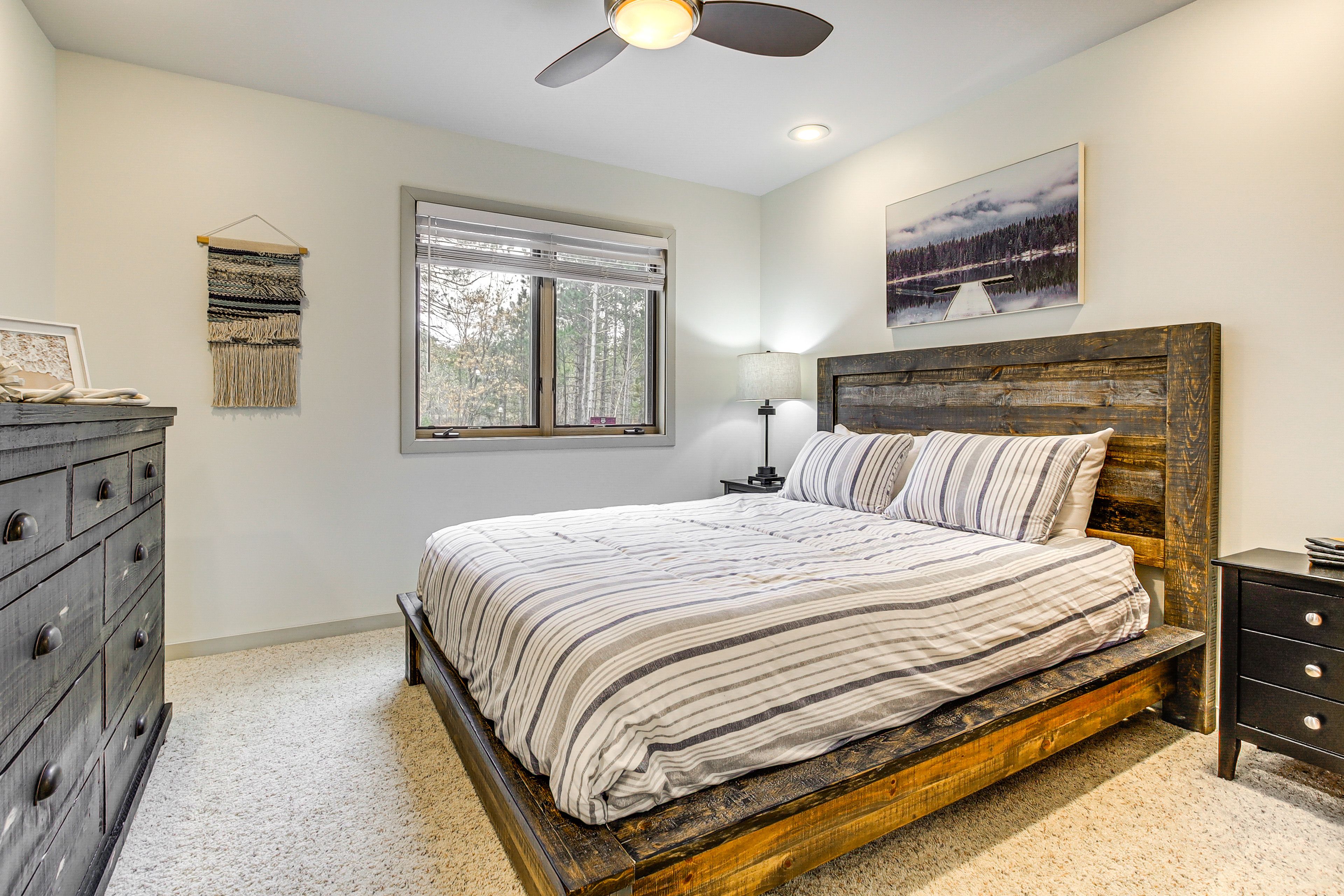 Bedroom 1 | Queen Bed | Linens Provided | 1st Floor