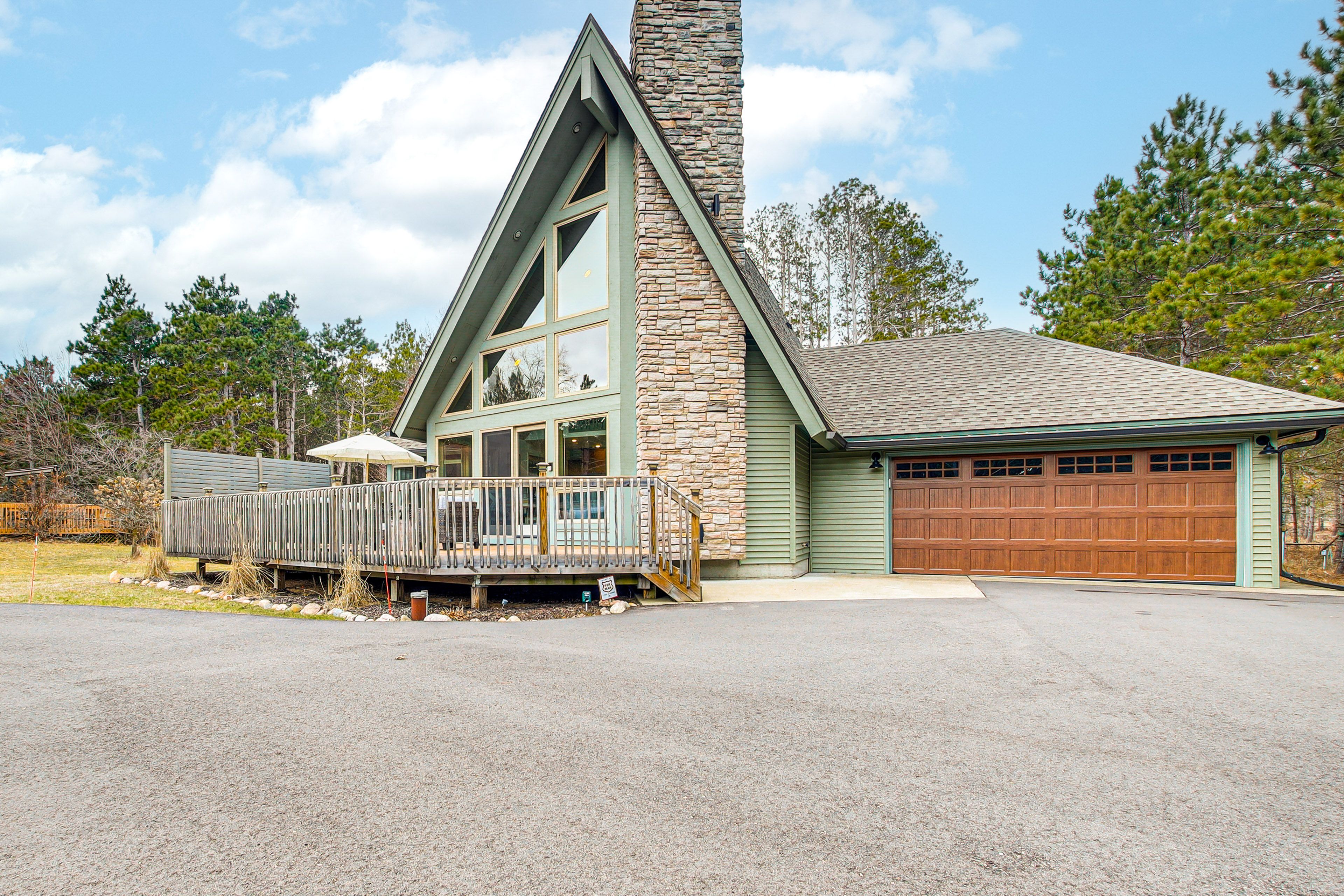 Parking | Driveway (4 Vehicles) | Boat/Trailer Parking