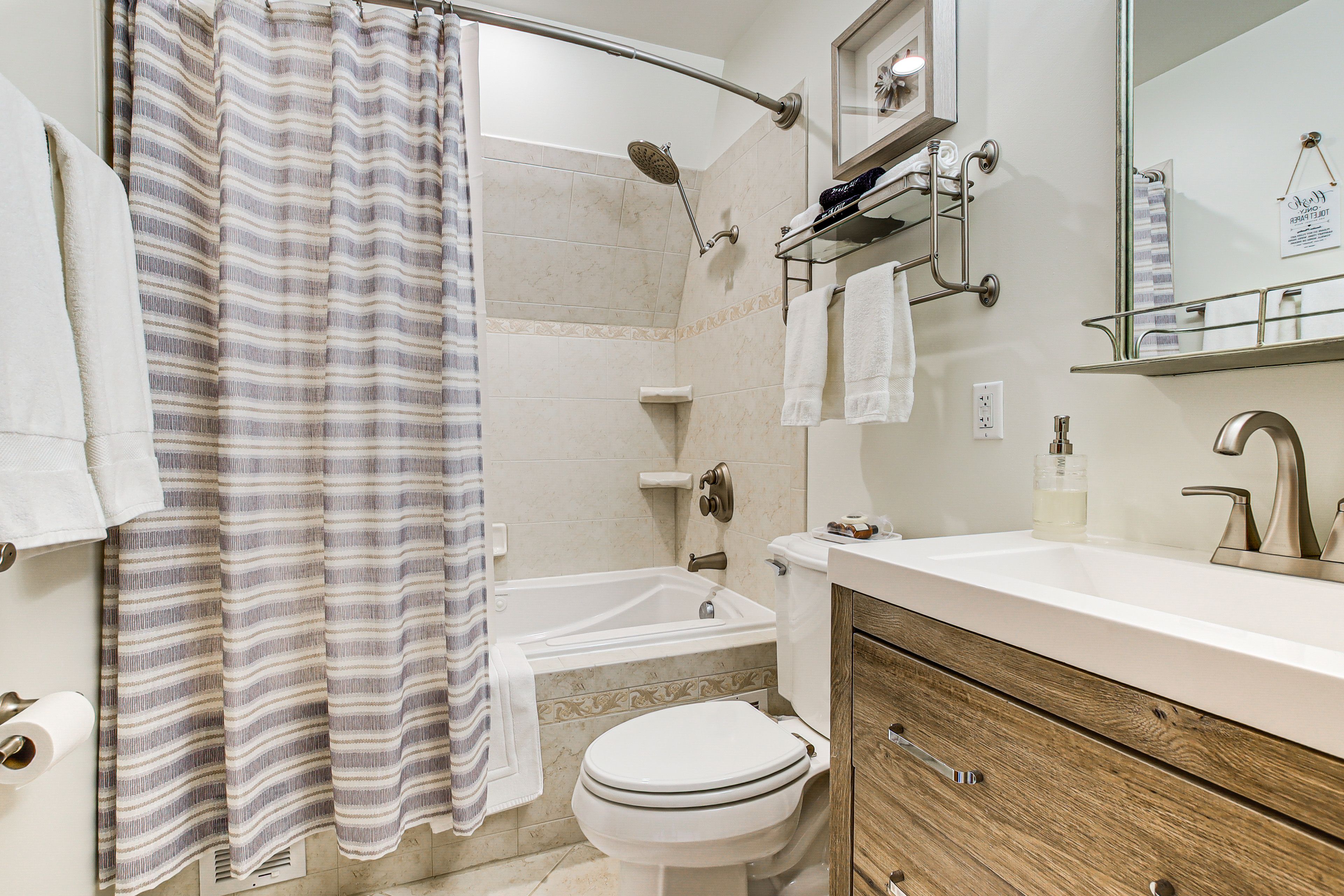 Bathroom | 2nd Floor