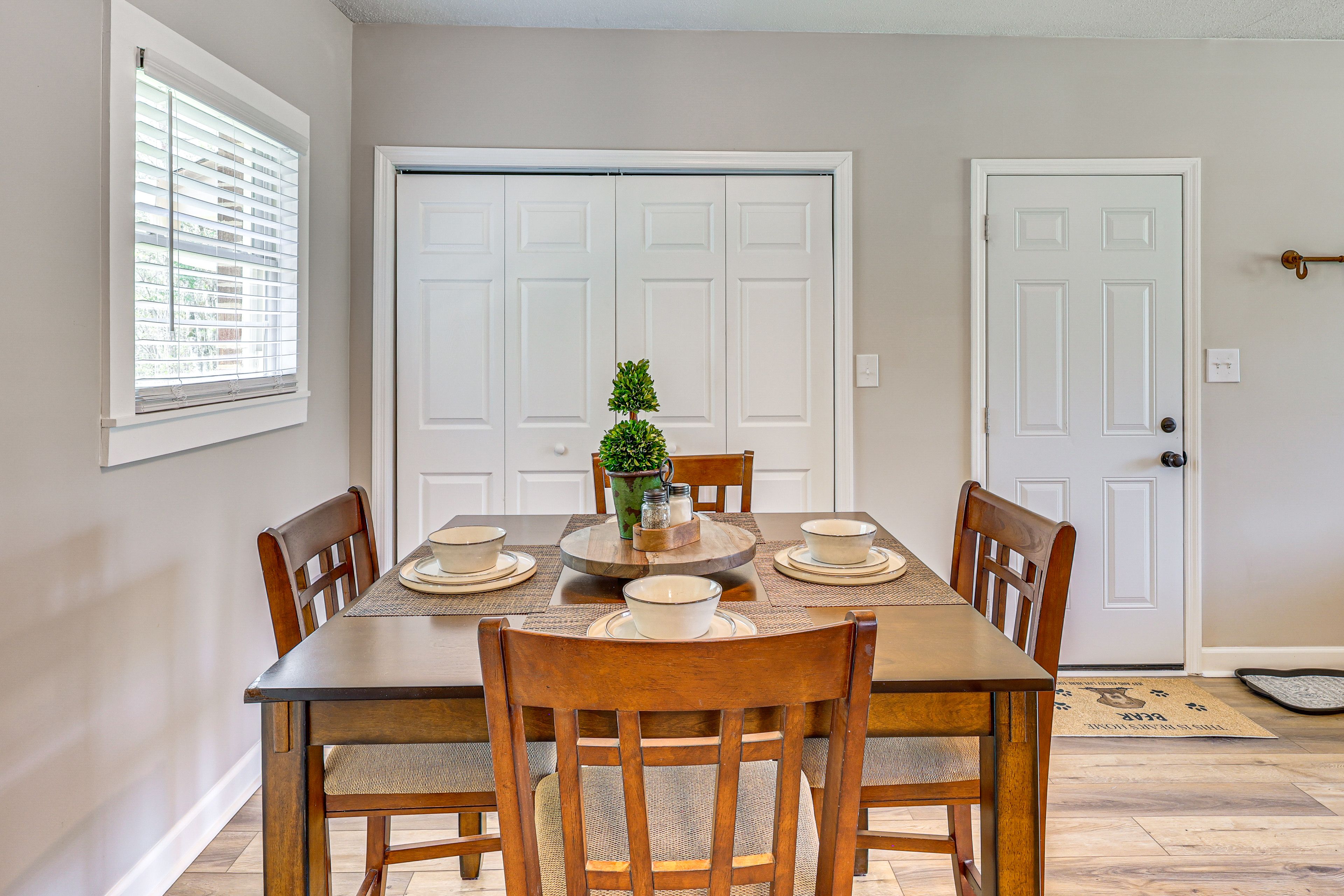 Dining Area | Dishware/Flatware Provided