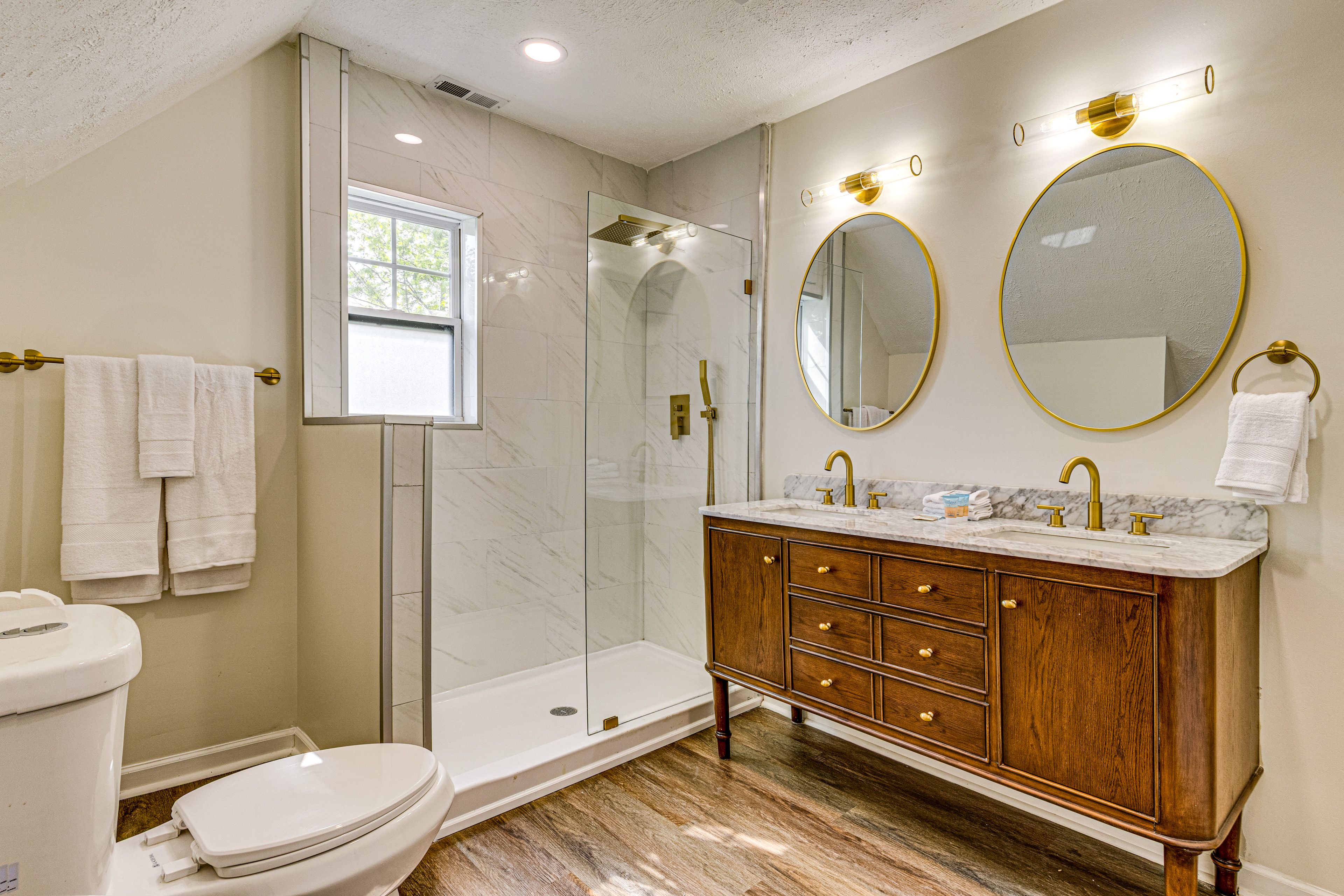Full Bathroom | 2nd Floor