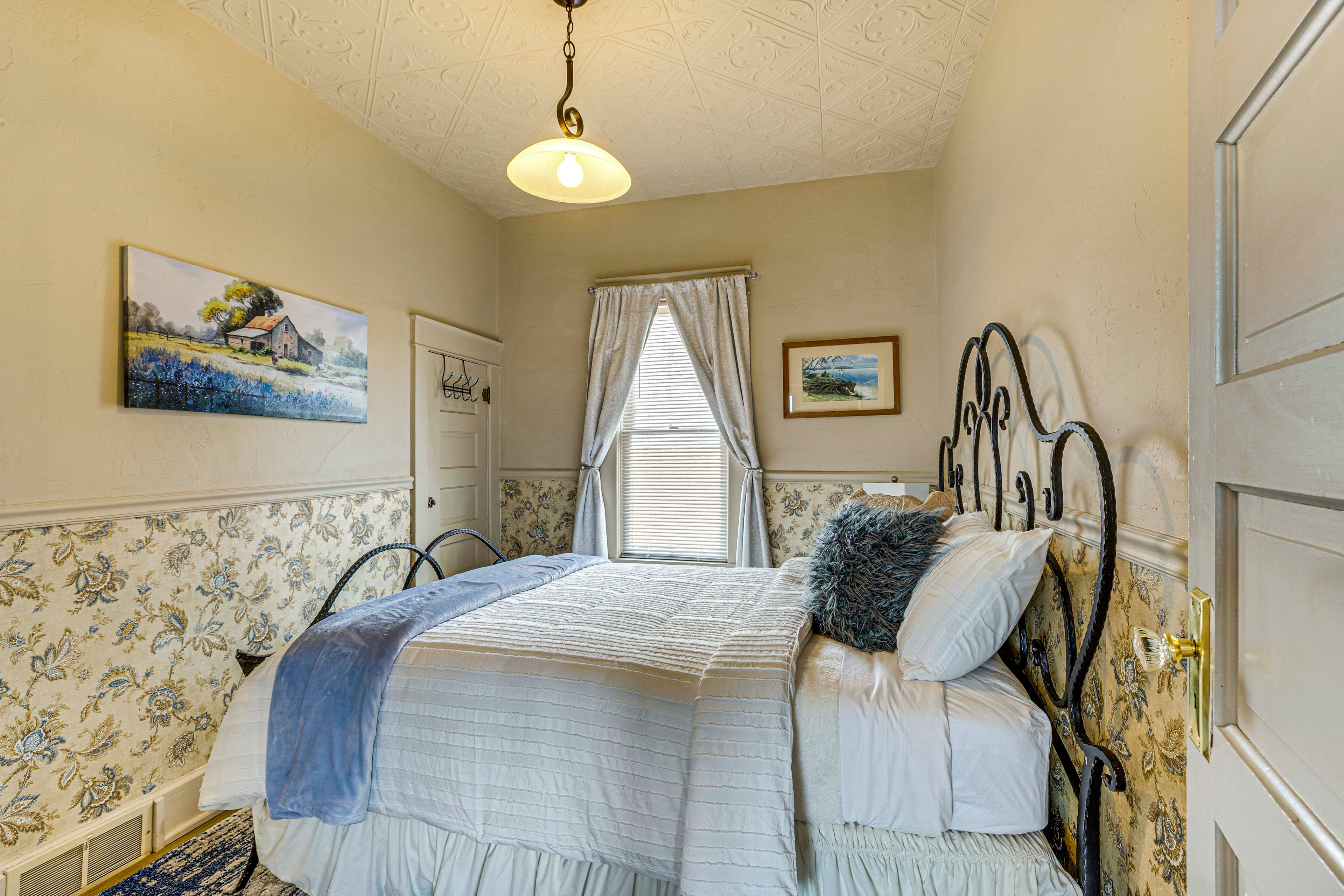 Bedroom 2 | Queen Bed