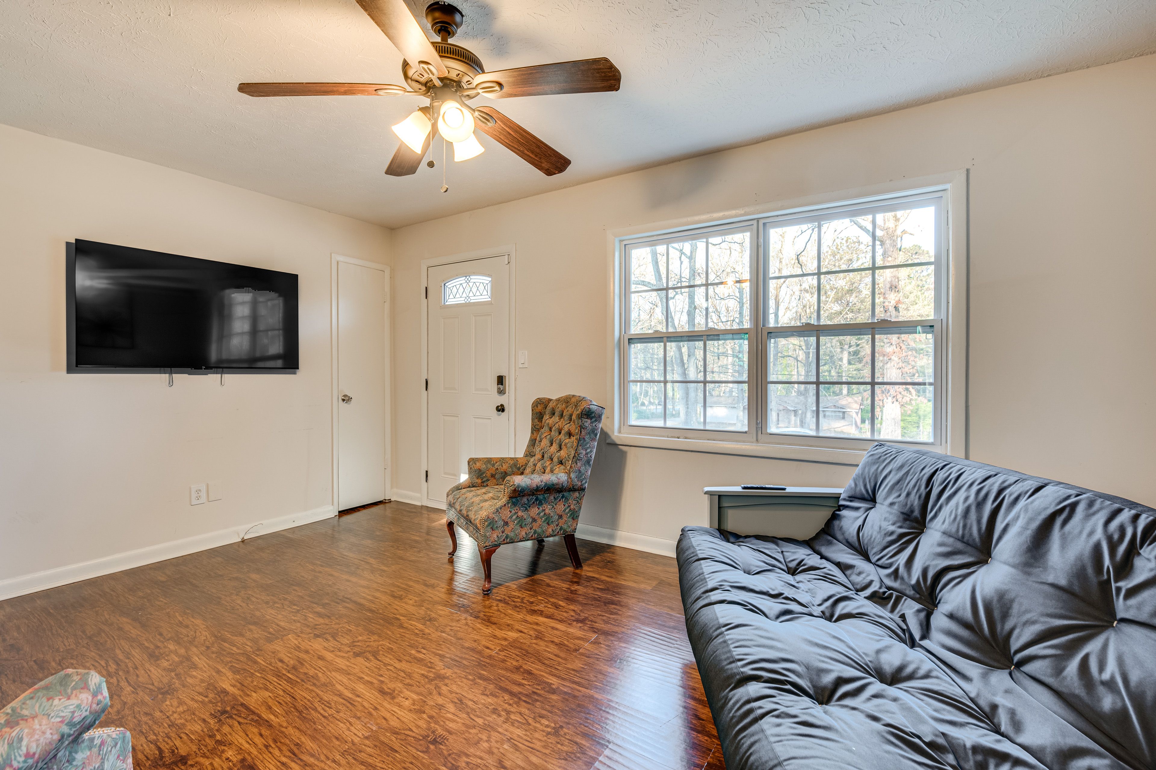 Living Room | Full Futon | Smart TV | Free WiFi | Arcade Console w/ 300 Games