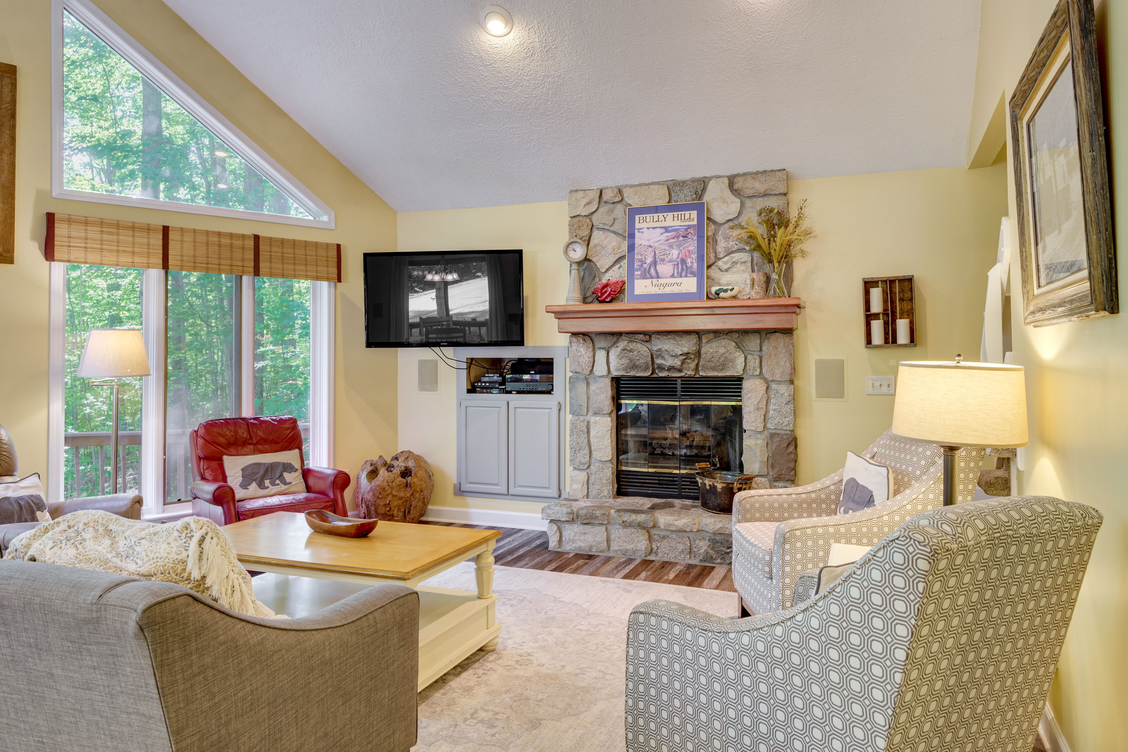 Living Area | Flat-Screen TV | Gas Fireplace | 1st Floor