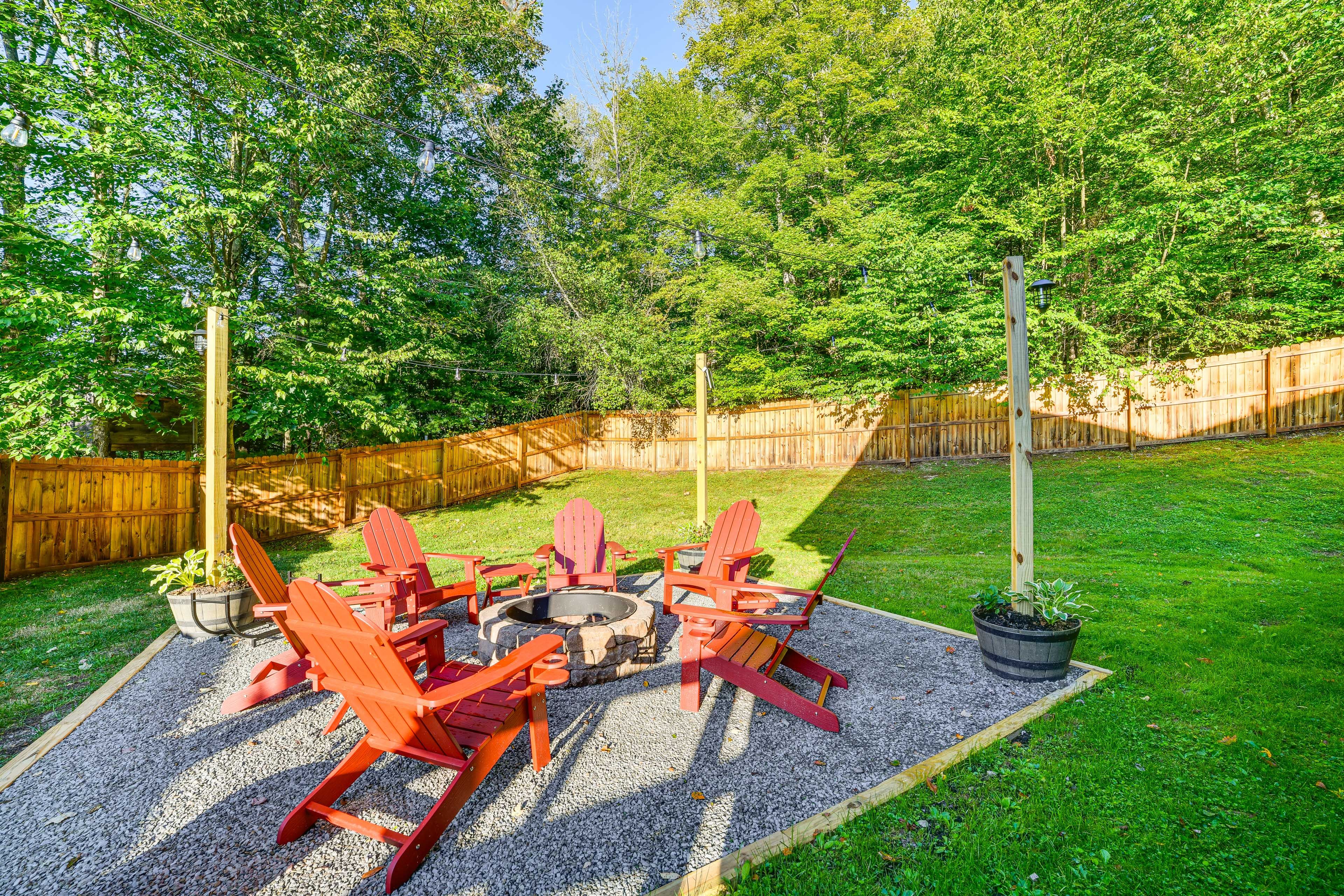 Fenced Yard | Fire Pit w/ Lighting & Seating