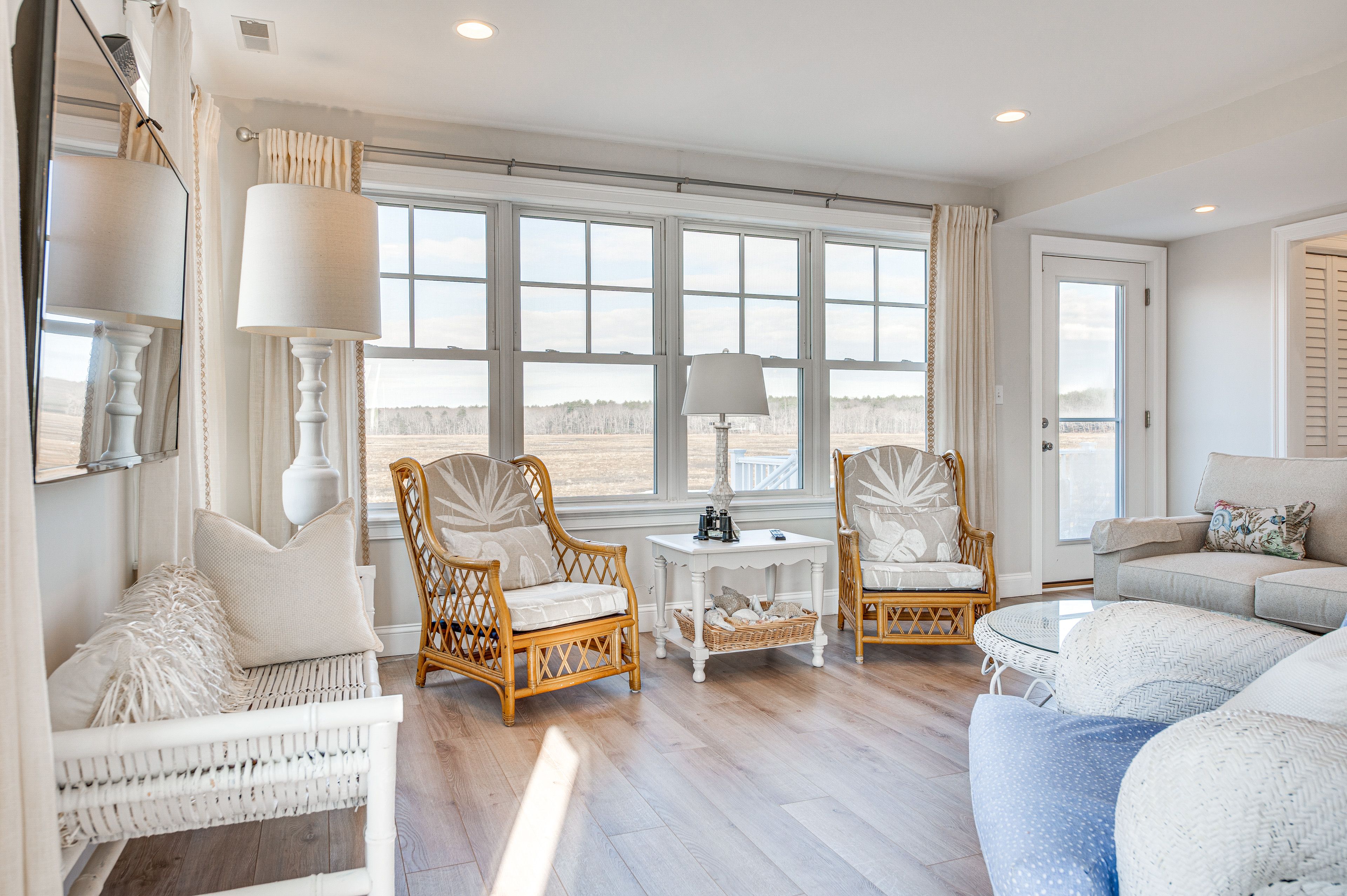 Back Living Area | Flat-Screen TV | 1st Floor