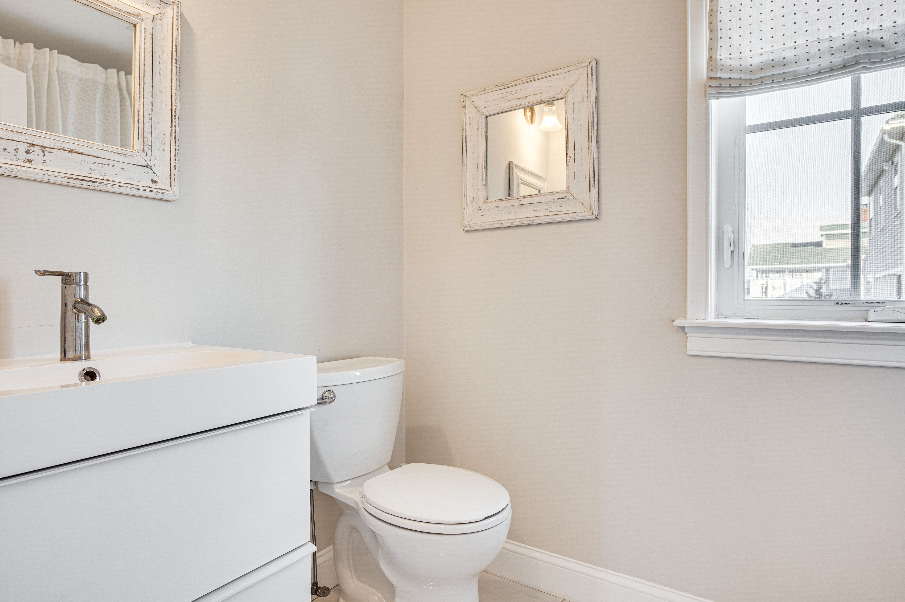 Full Bathroom | Towels Provided | 1st Floor