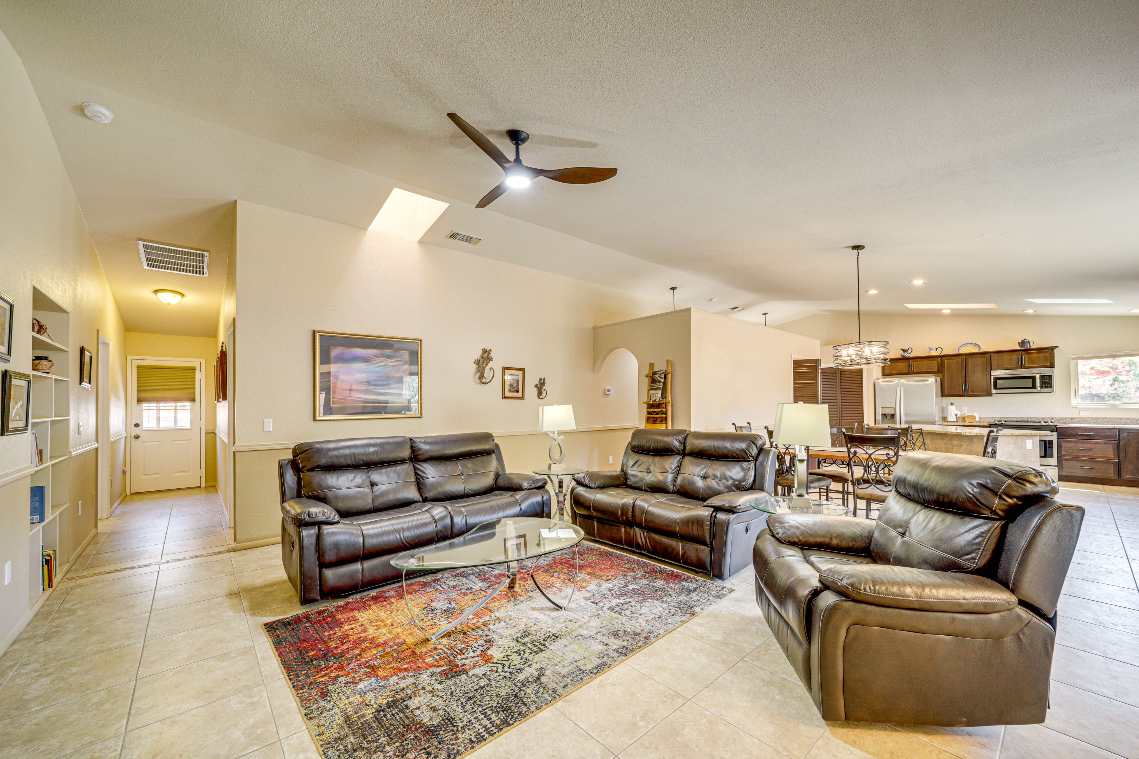 Living Room | Smart TV | Books | Free WiFi