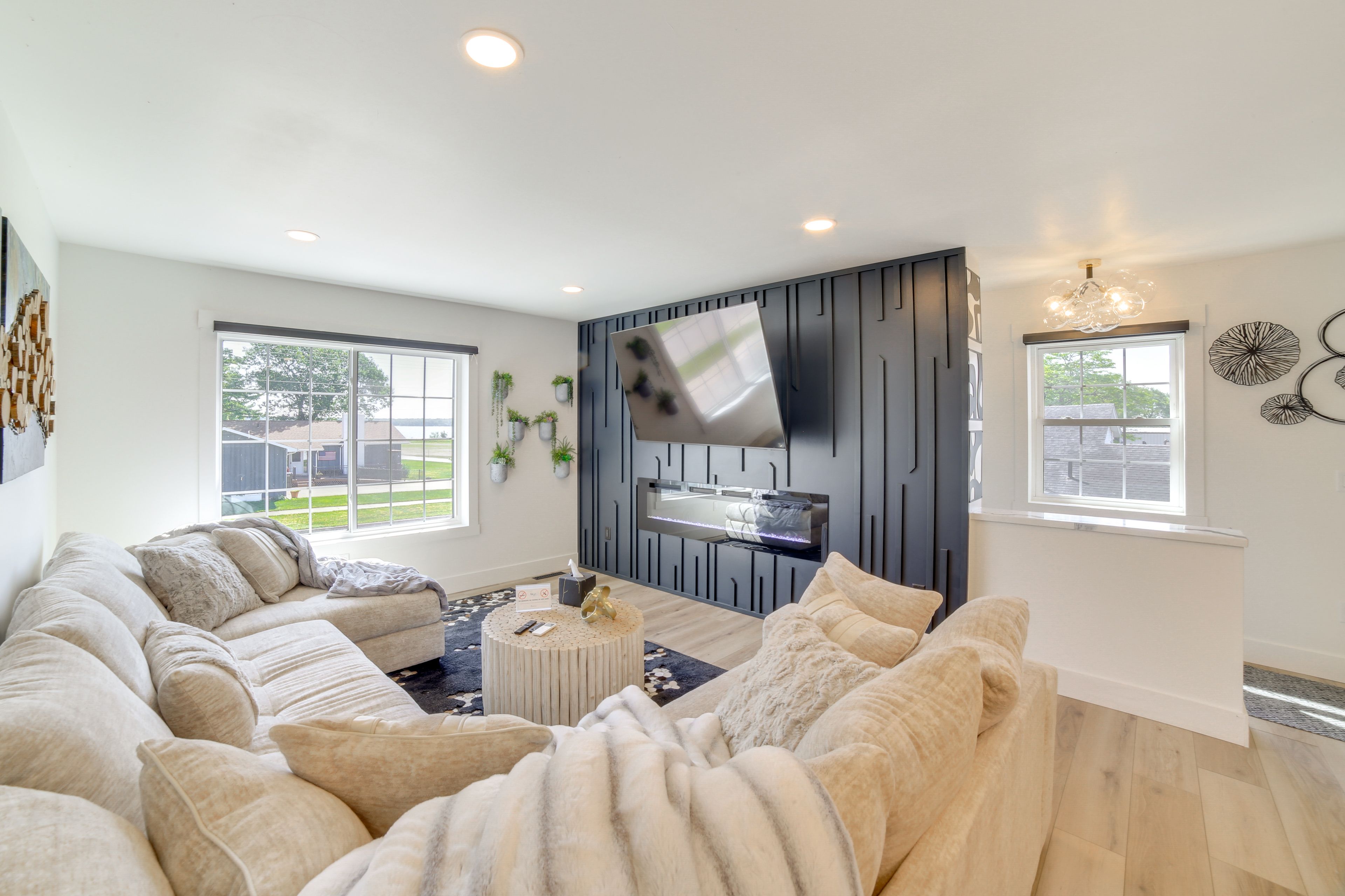 Gladstone Vacation Rental | 1BR | 1.5BA | Stairs Required | 800 Sq Ft