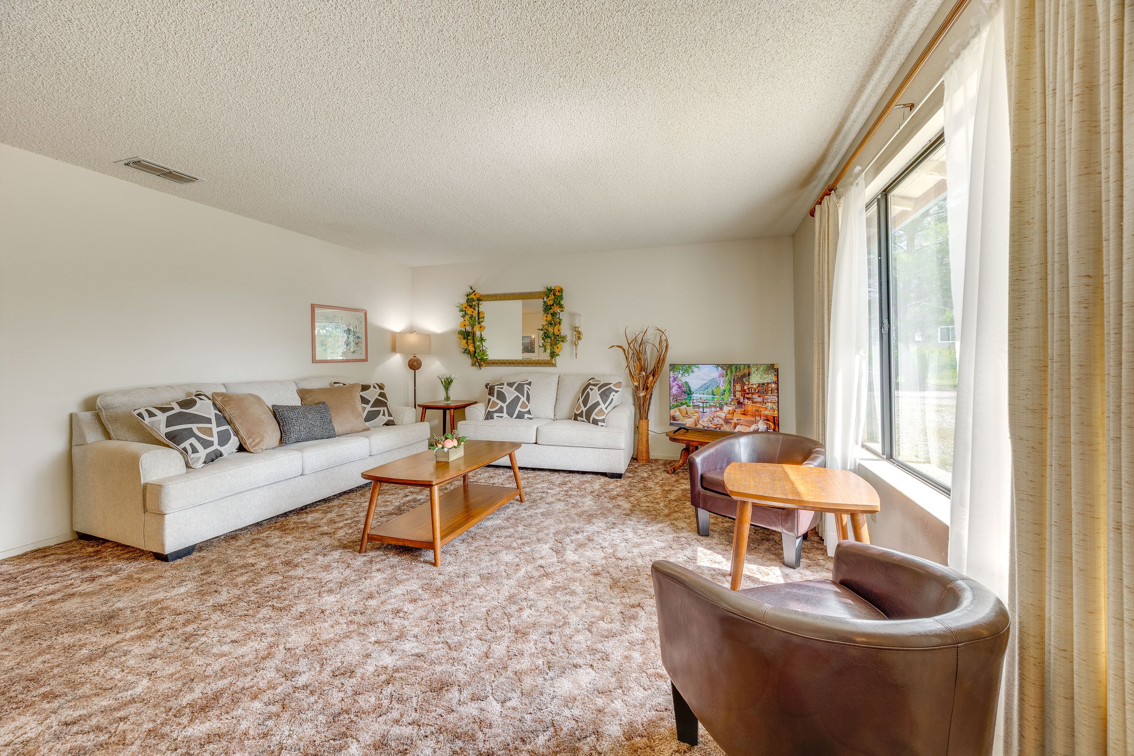 Living Room | Smart TV | Laptop-Friendly Workspace | Books/Board Games