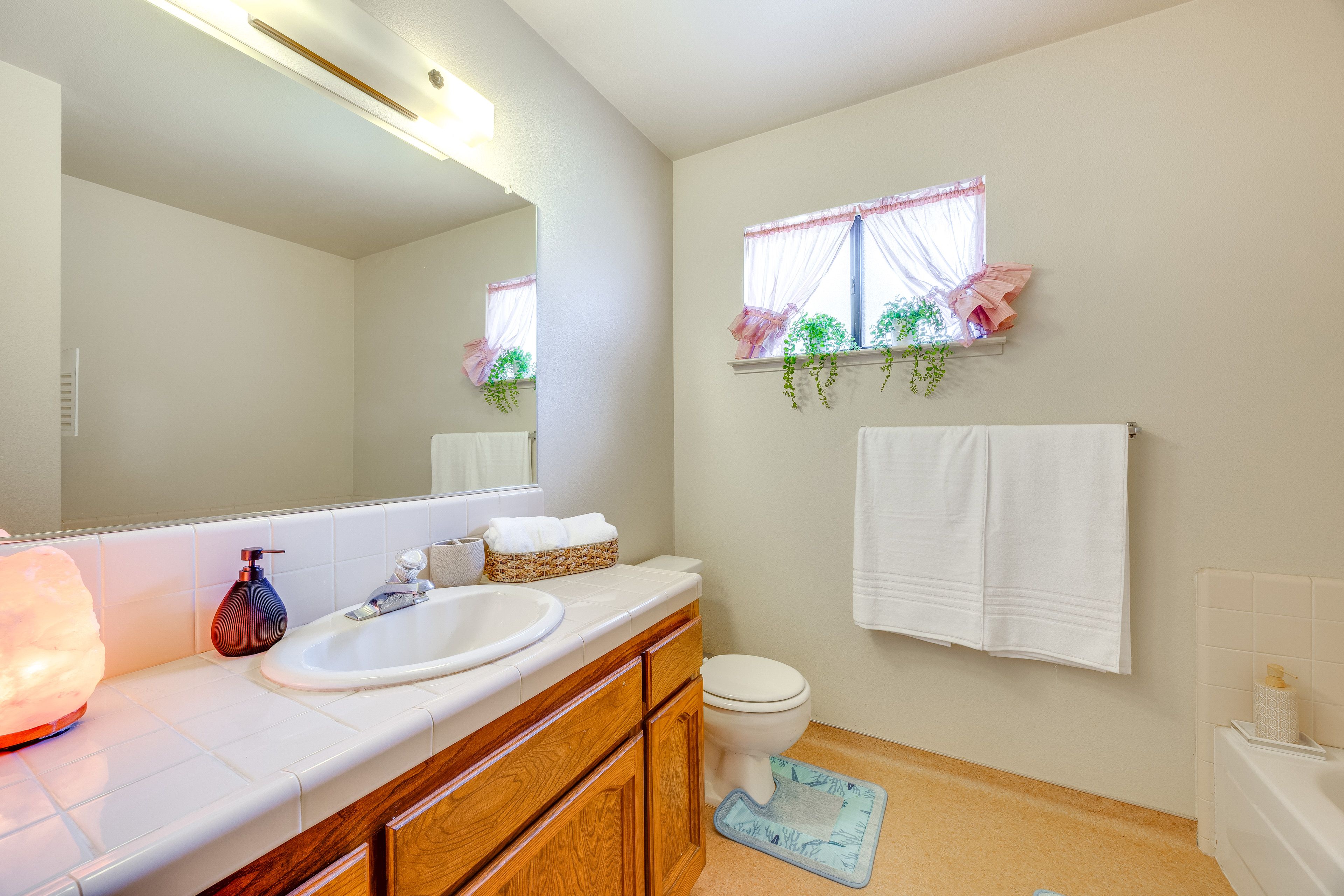 Full Bathroom | Complimentary Toiletries