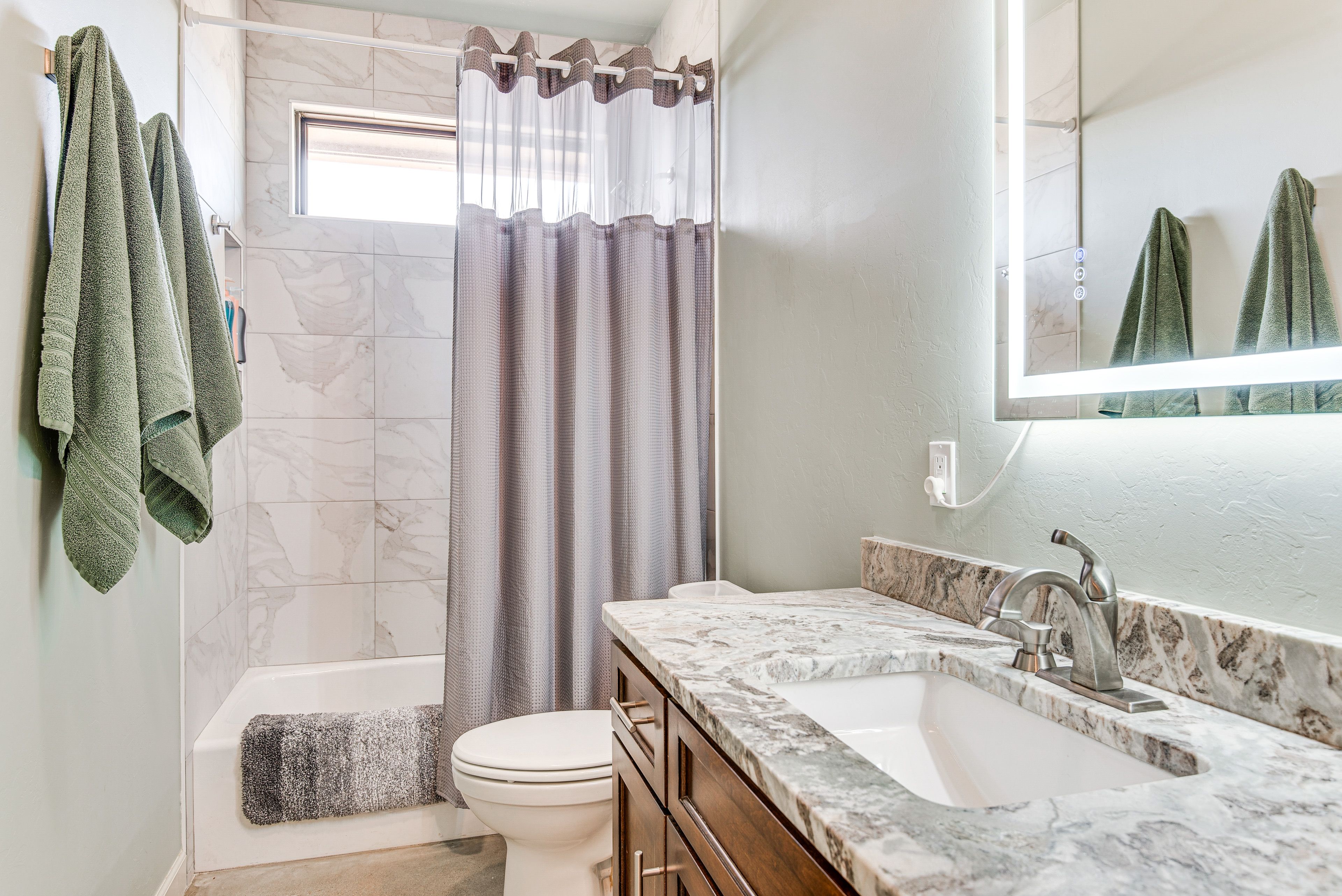 Full Bathroom | Towels Provided