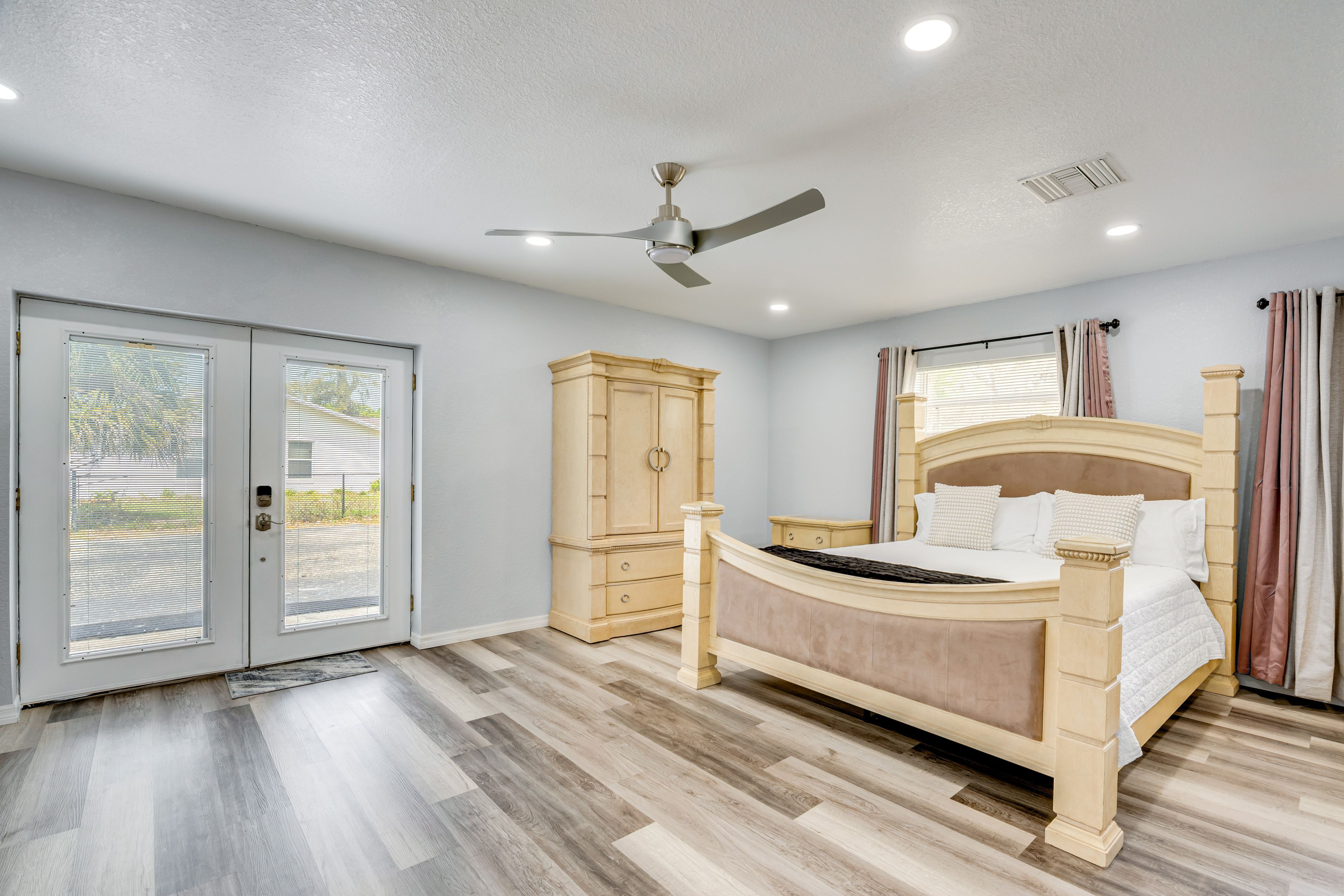 Bedroom 1 | King Bed