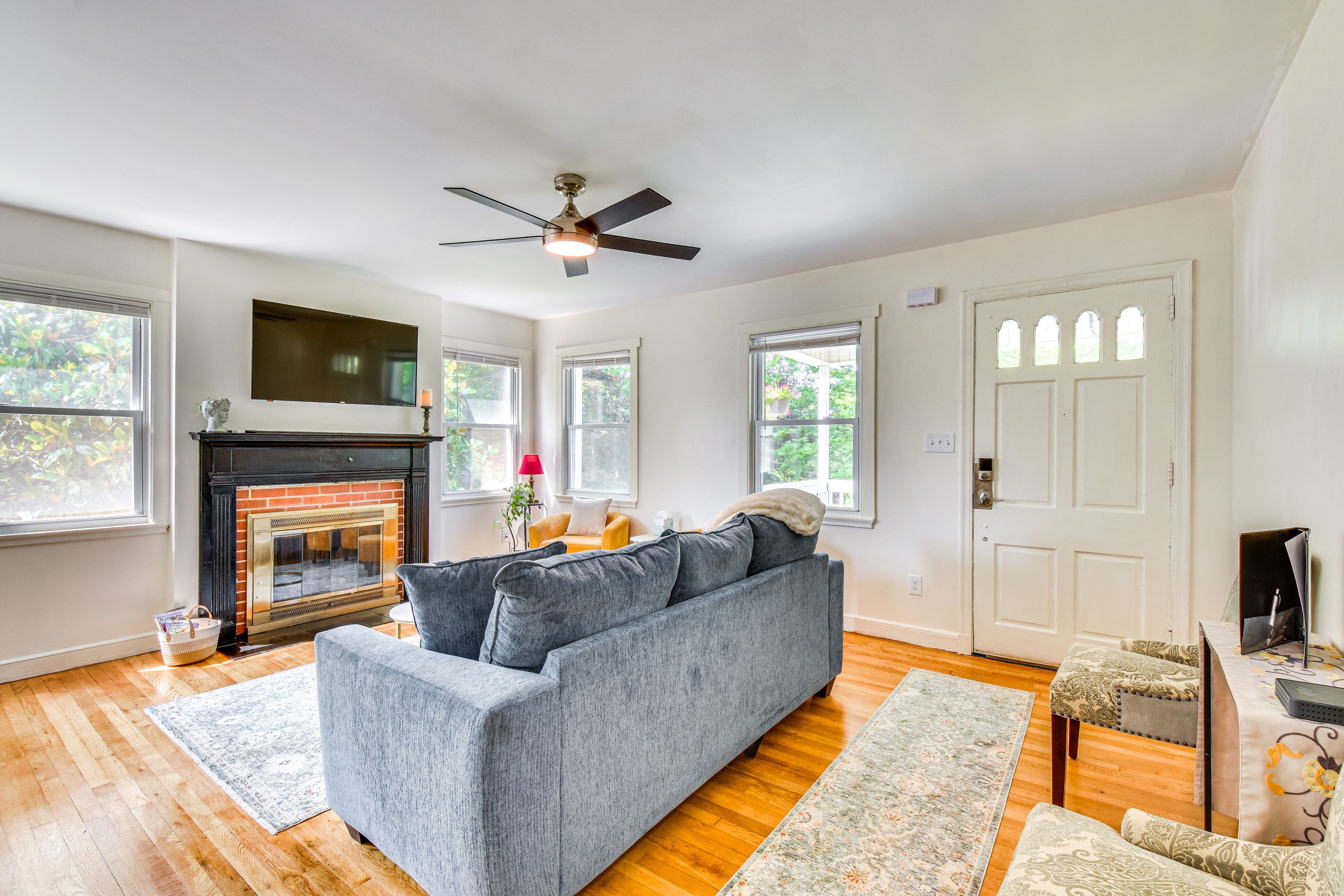 Living Room | Queen Sleeper Sofa | Central Heating & A/C | Free WiFi