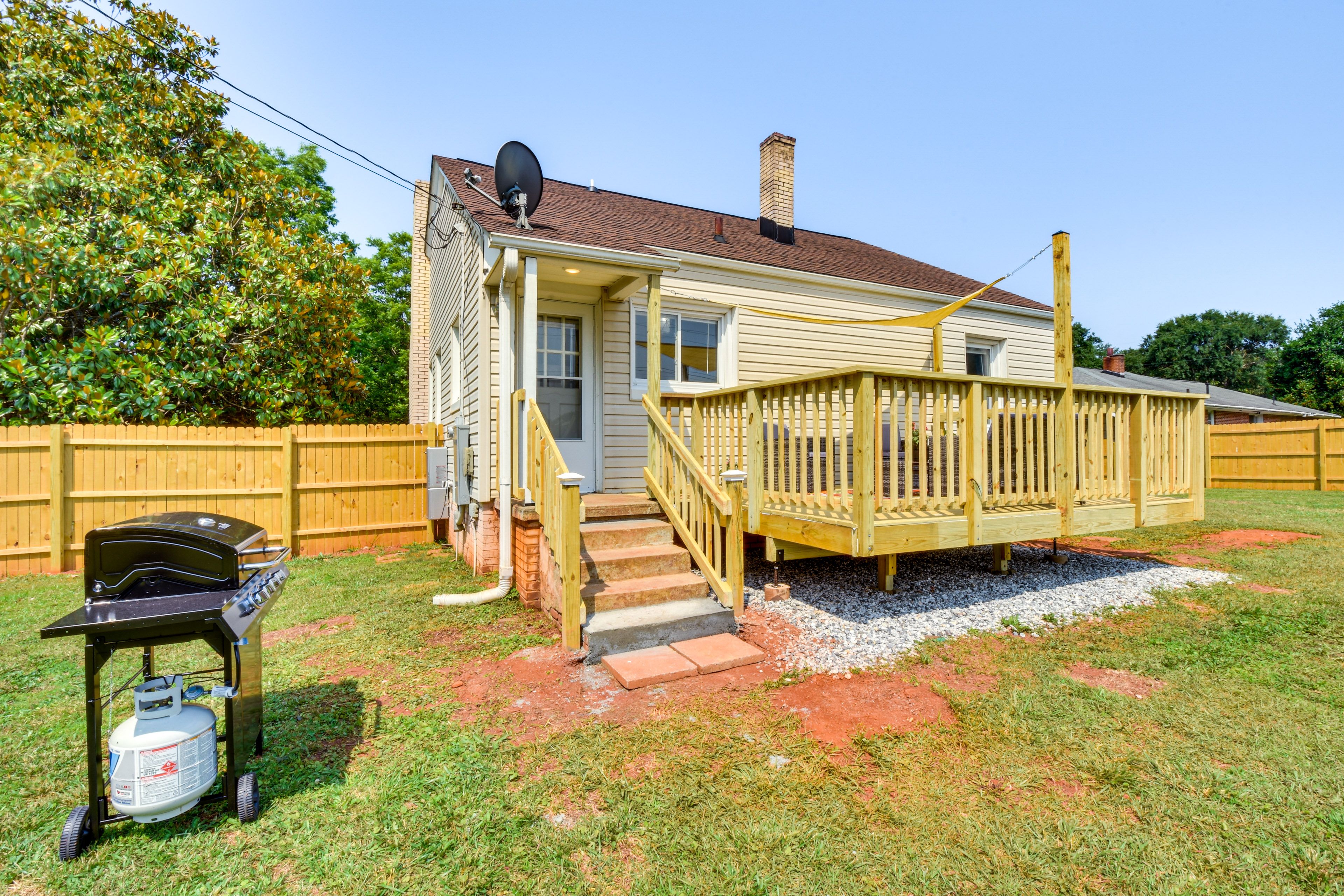 Fenced Yard | Gas Grill | Cornhole | Ring Toss