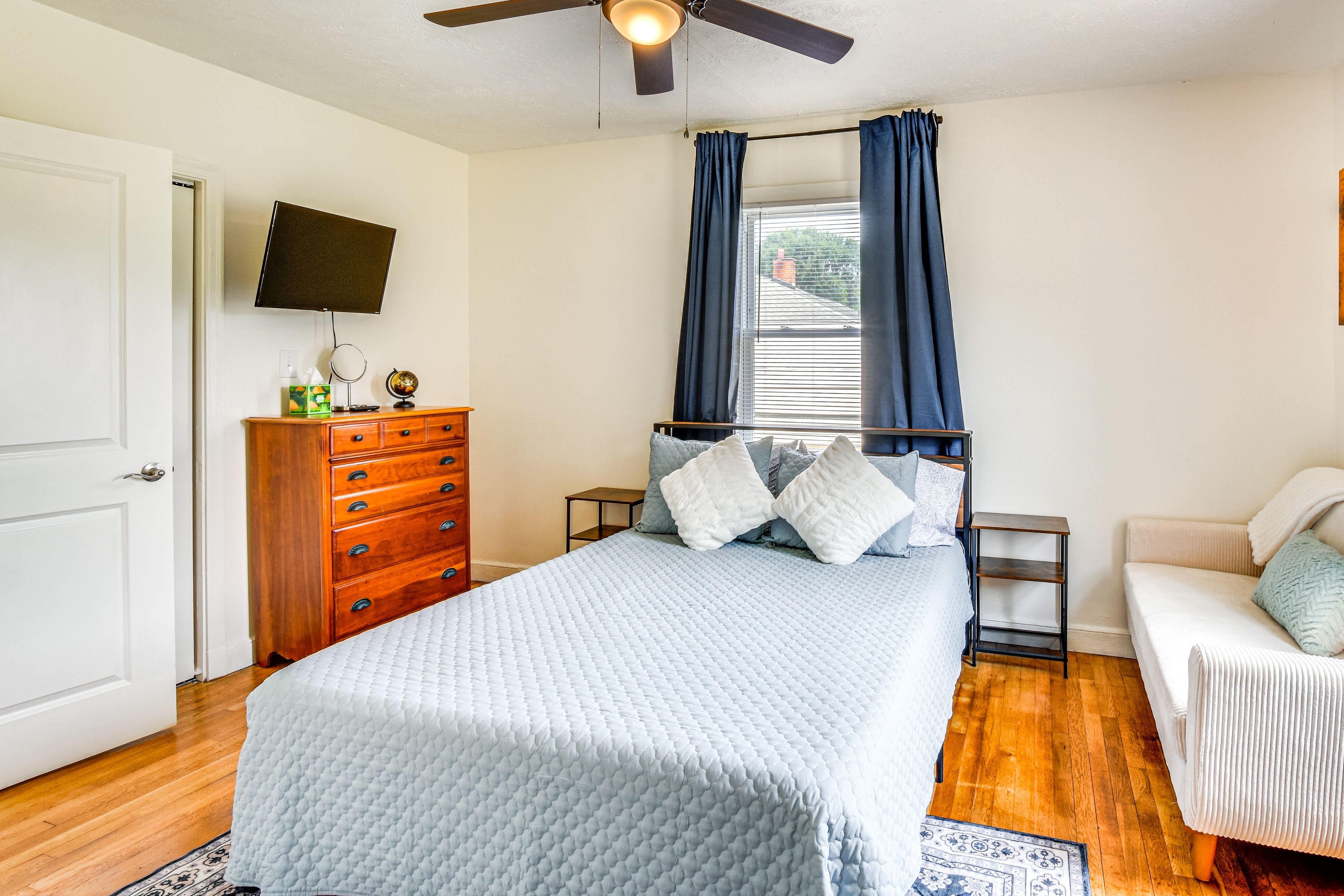 Bedroom 1 | Queen Bed | Linens Provided | Flat-Screen TV | En-Suite Bathroom