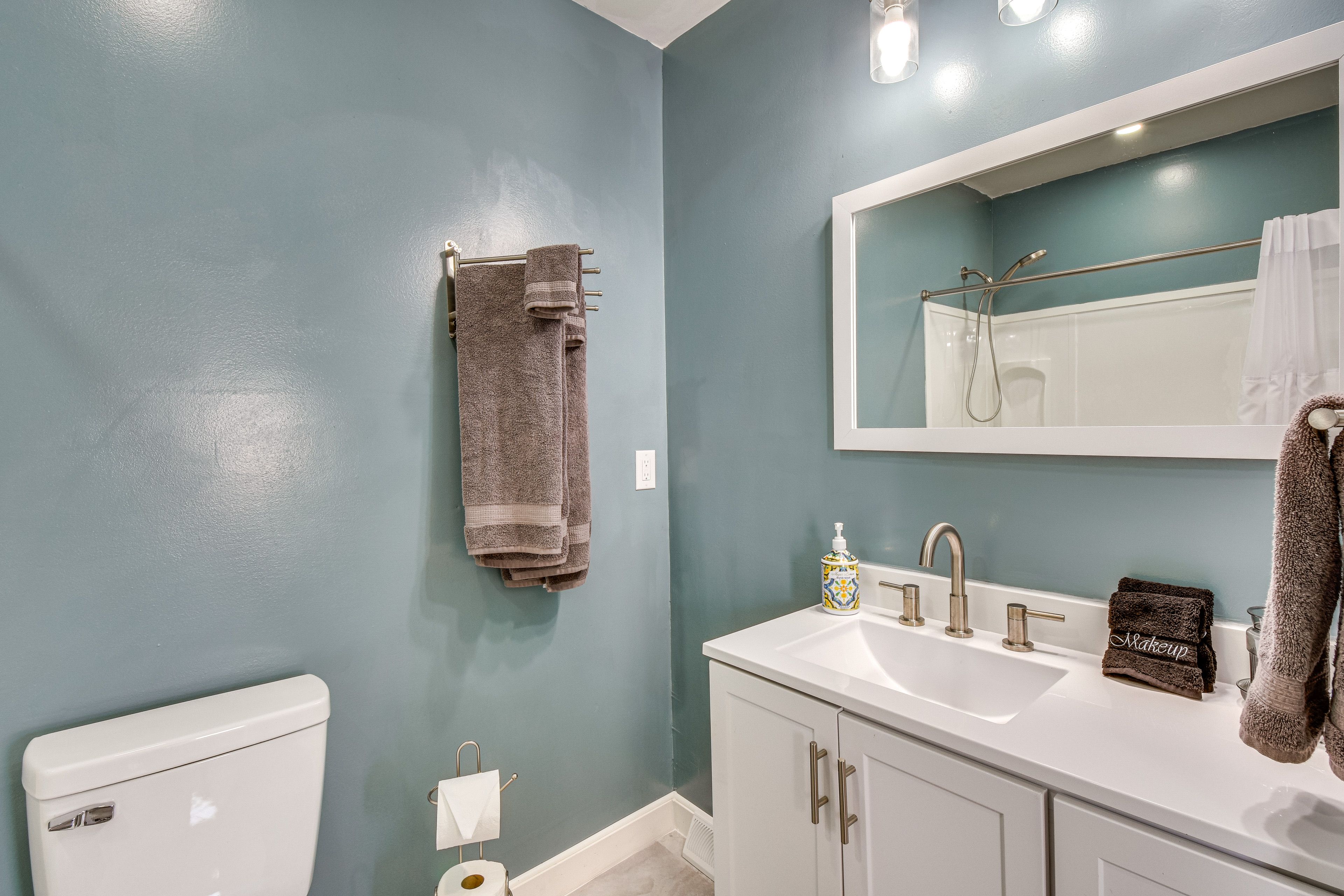 Full Bathroom | Complimentary Toiletries | Towels Provided