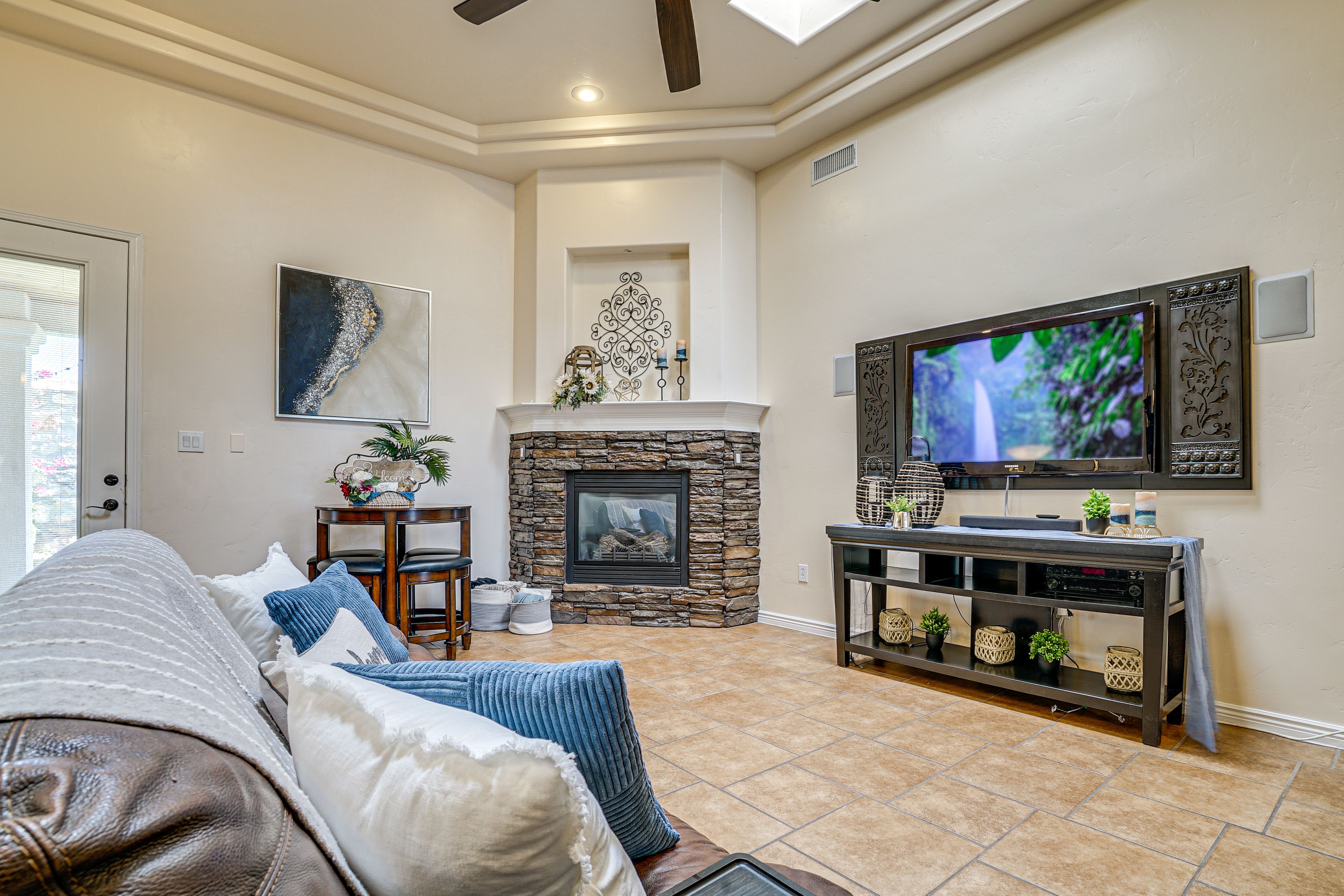 Living Room | Free WiFi | Central Heating & A/C | Smart TV | Queen Sleeper Sofa