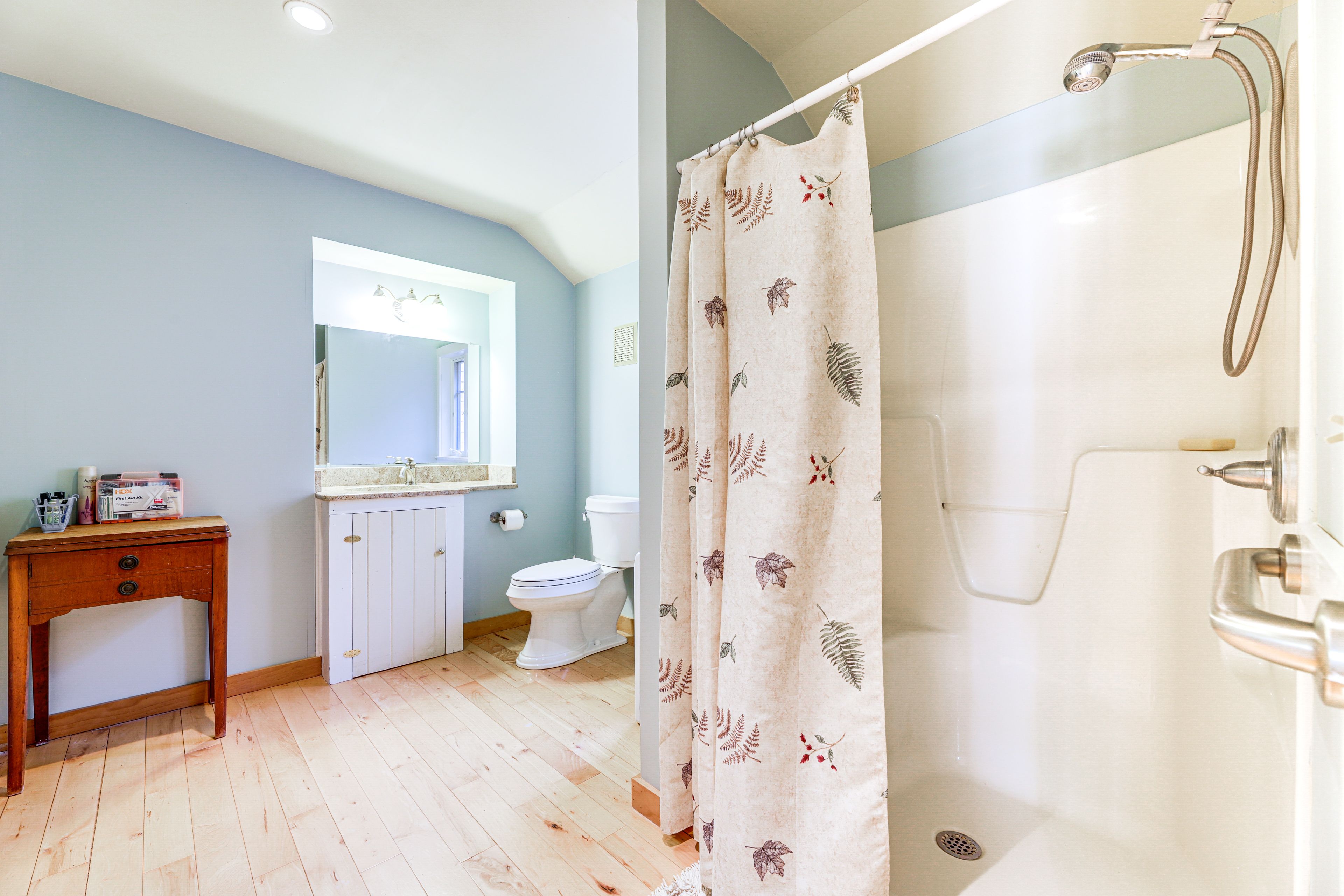 Full Bathroom | Towels Provided
