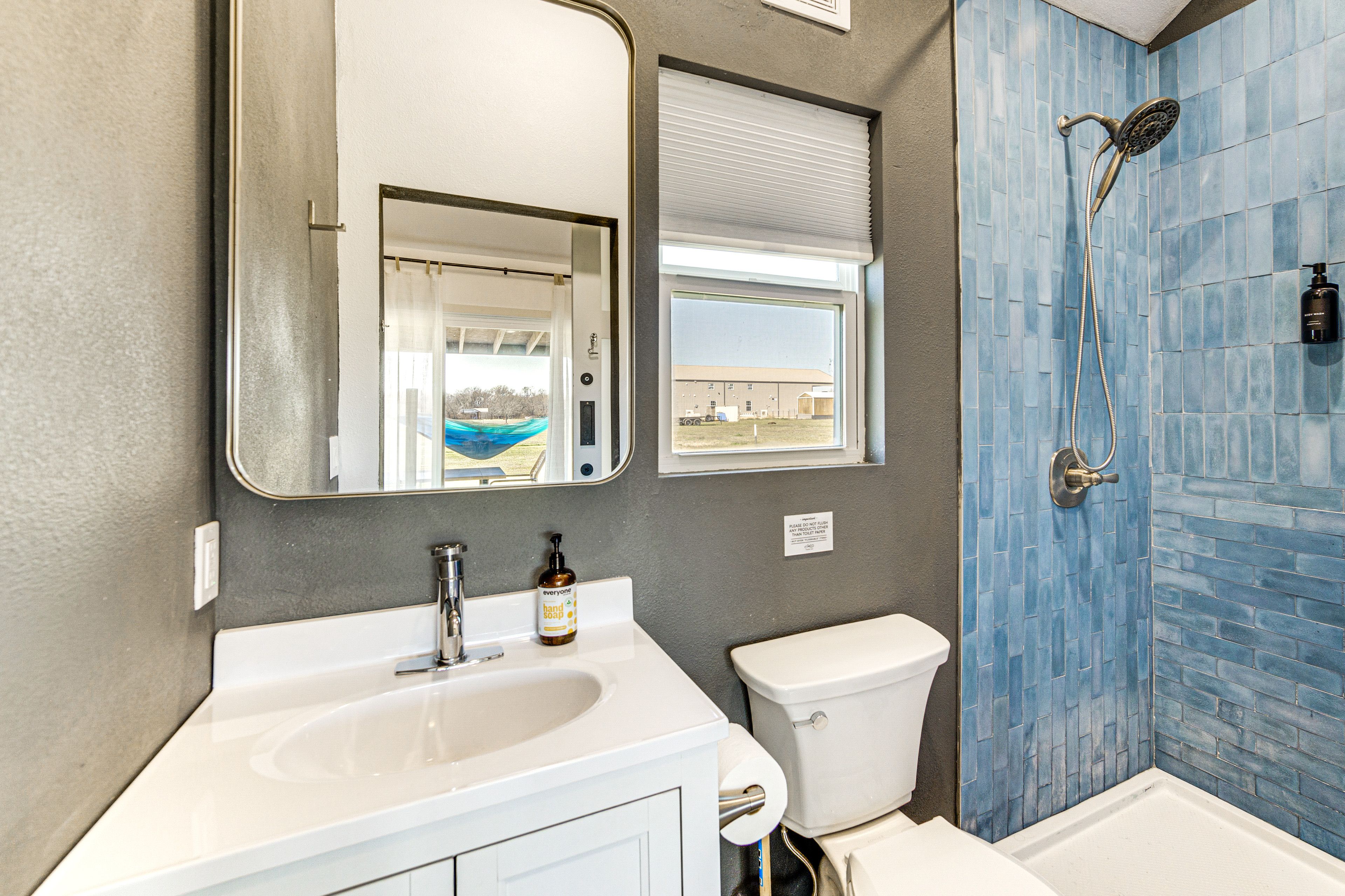 Casita | Full Bathroom