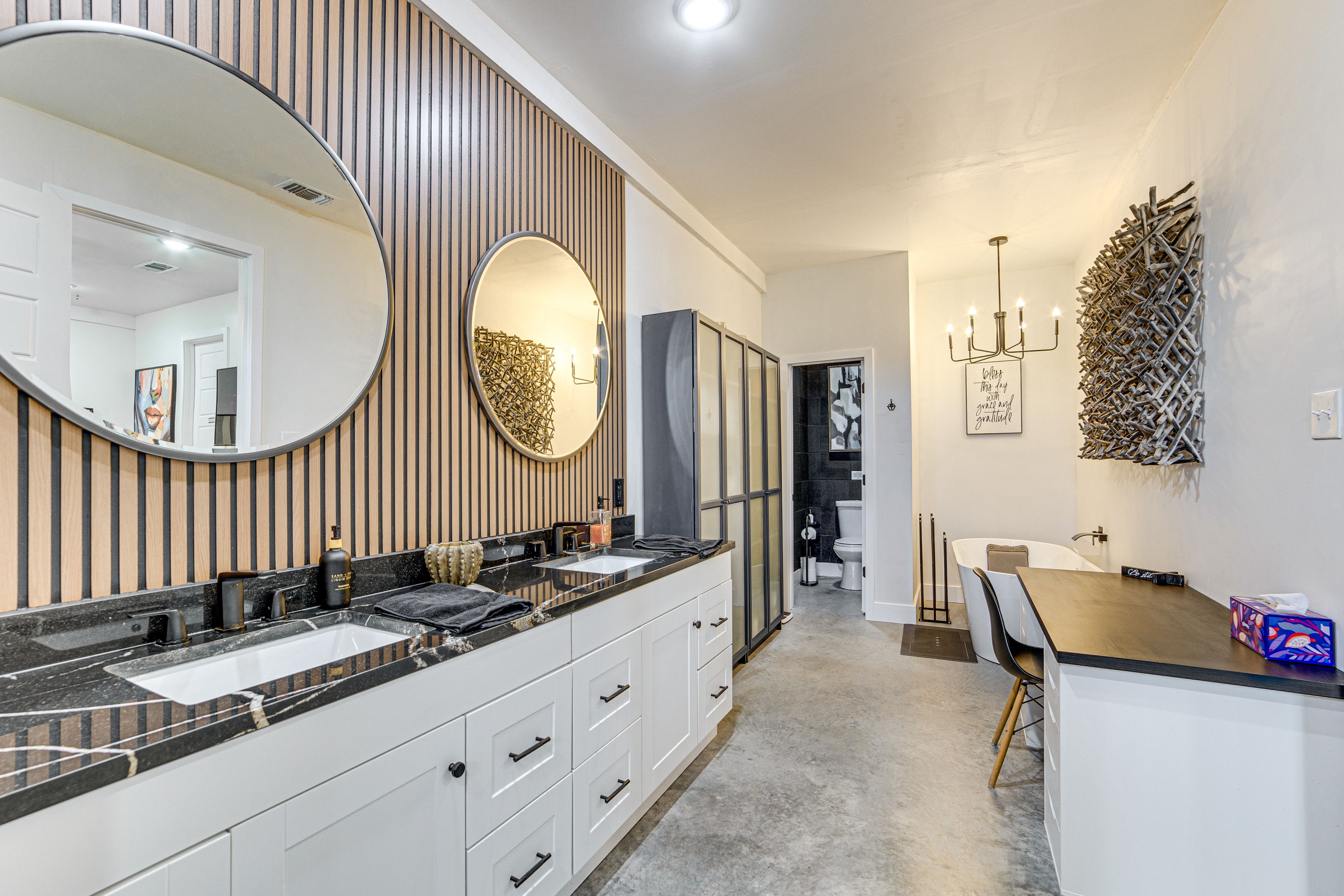En-Suite Bathroom | Soaking Tub | Towels Provided