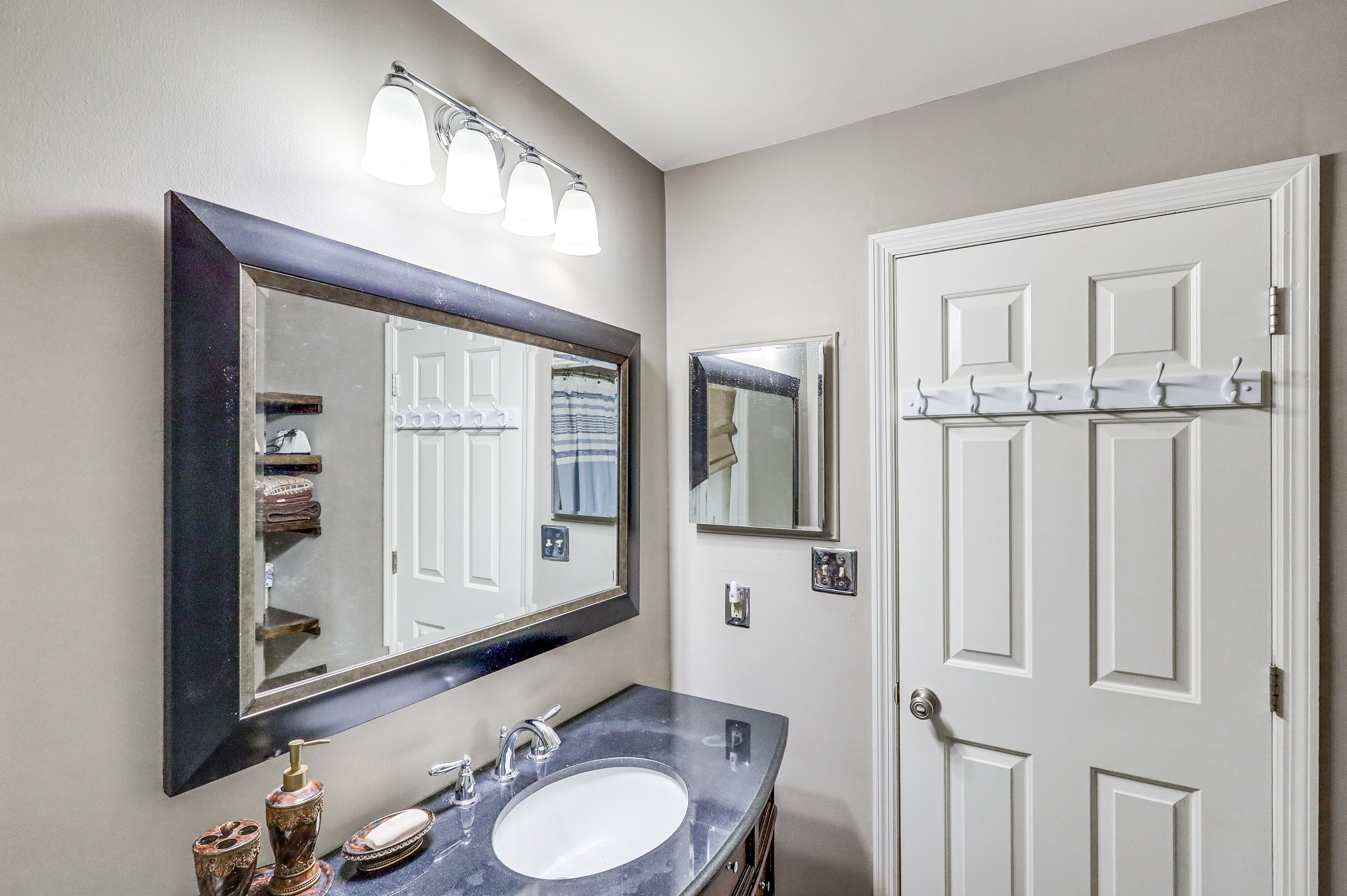 Full Bathroom | 2nd Floor | Towels Provided | Complimentary Toiletries