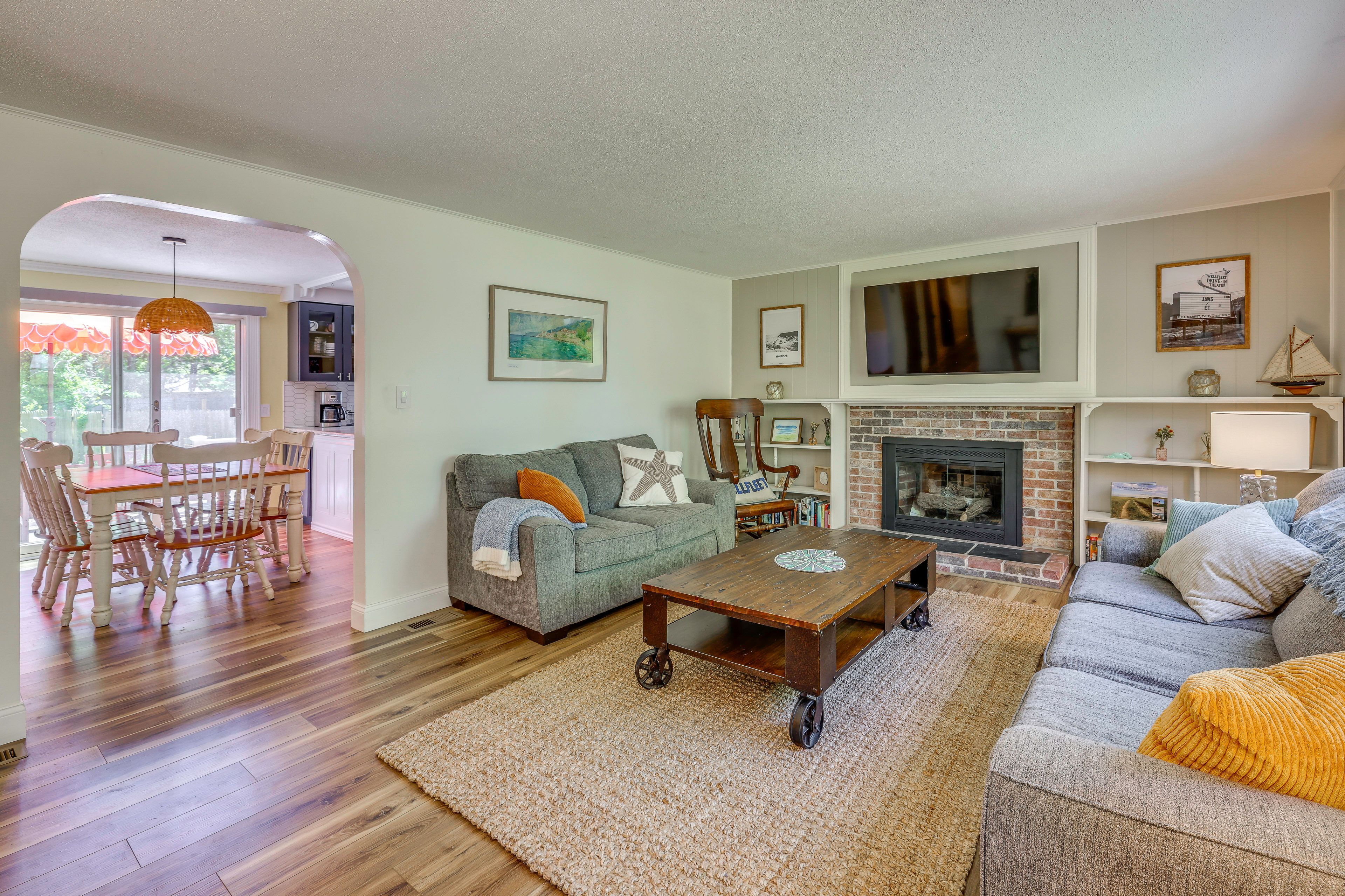 Living Room | Free WiFi | Smart TV | Fireplace Unavailable