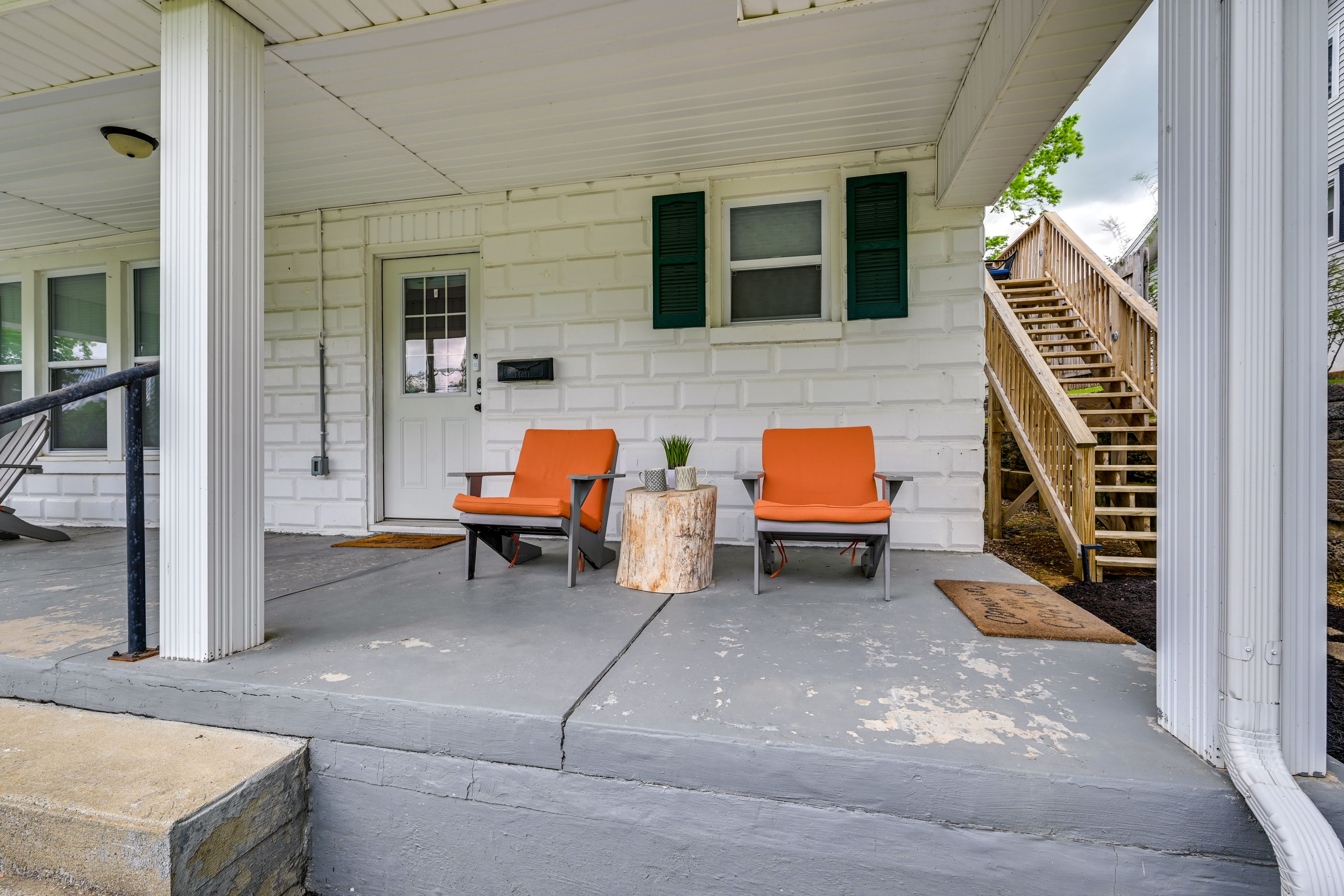 Apartment Exterior | Shared Front Porch