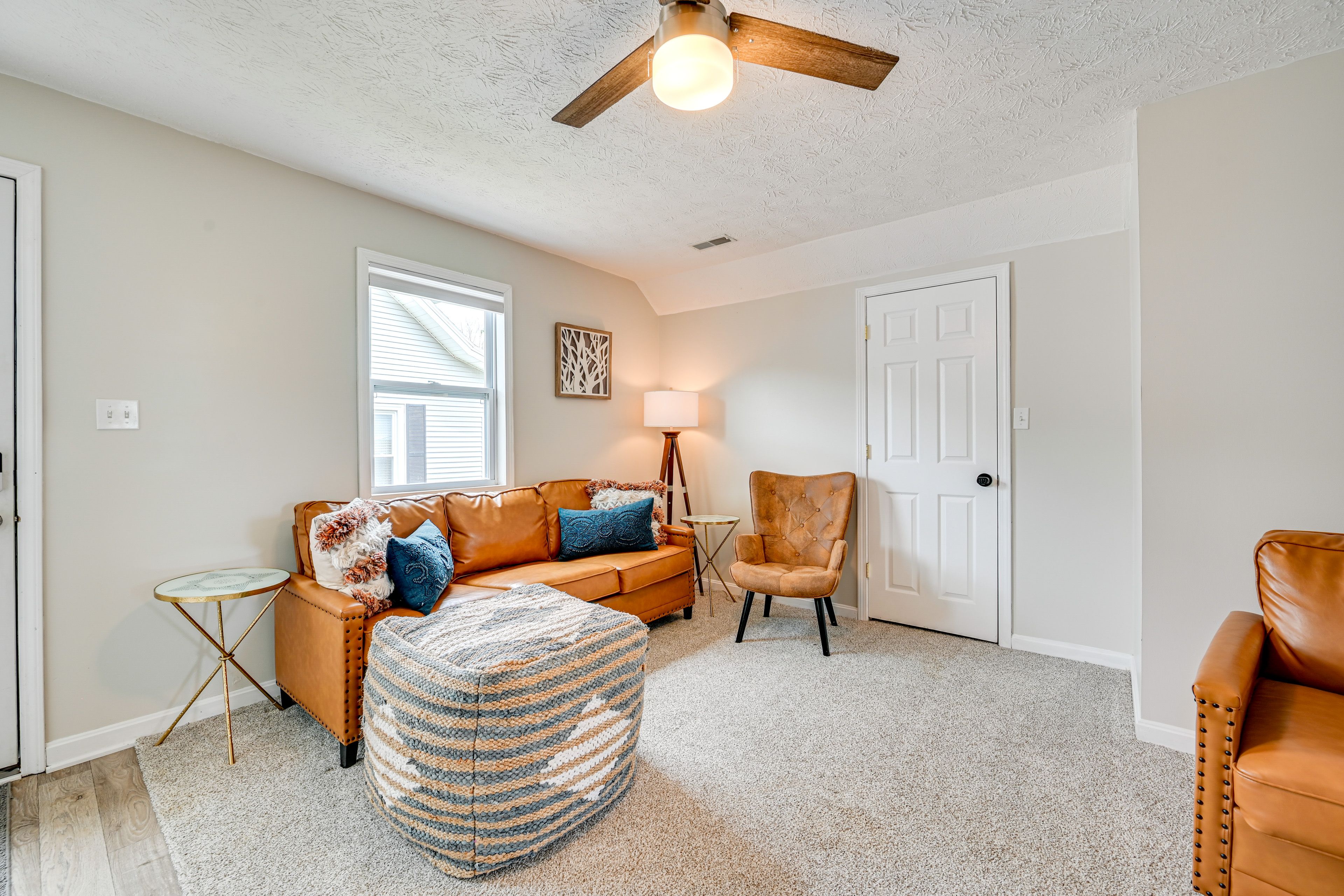 Living Area | Smart TV w/ Cable | Books | Board Games