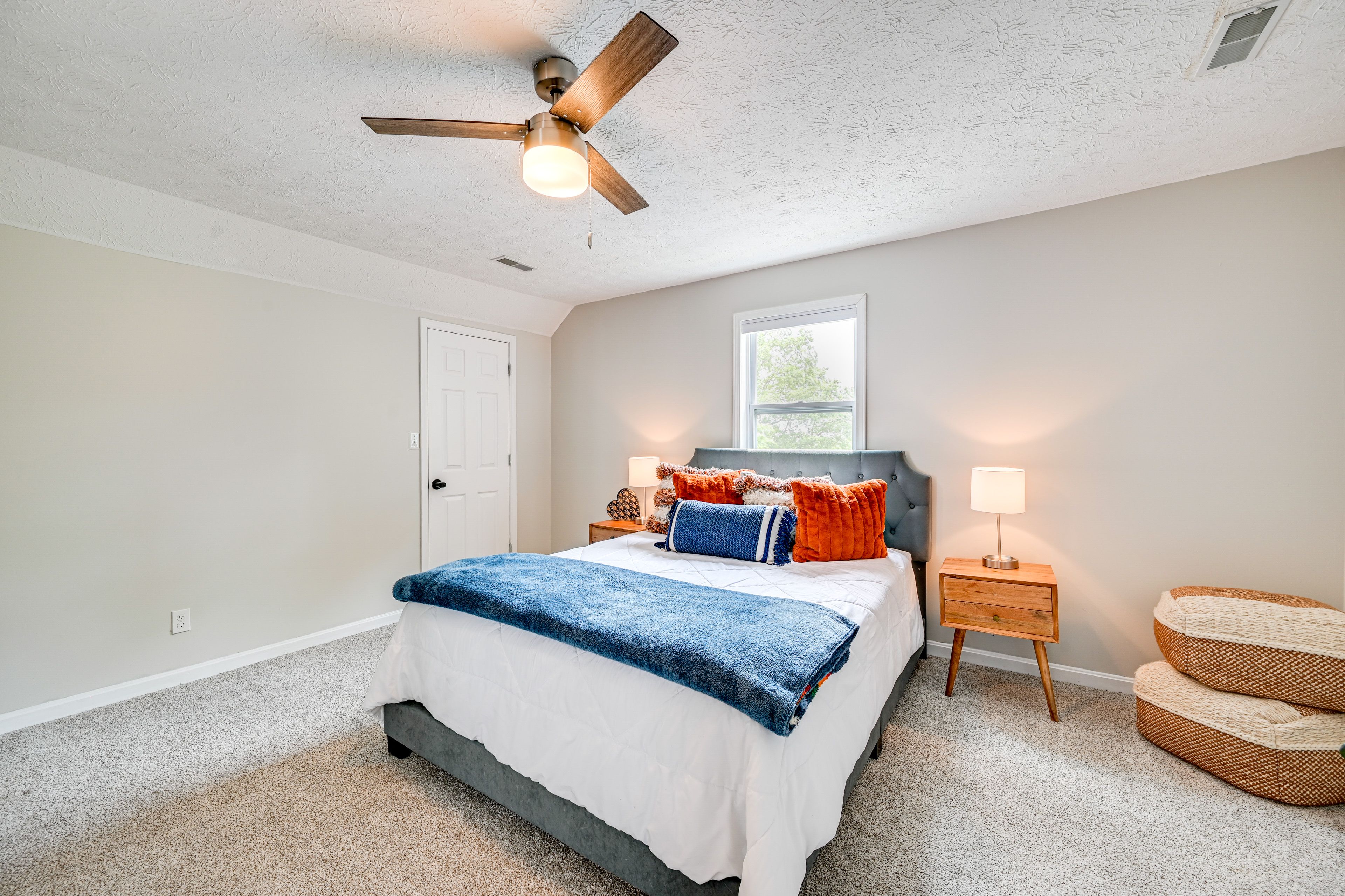 Bedroom 1 | Queen Bed