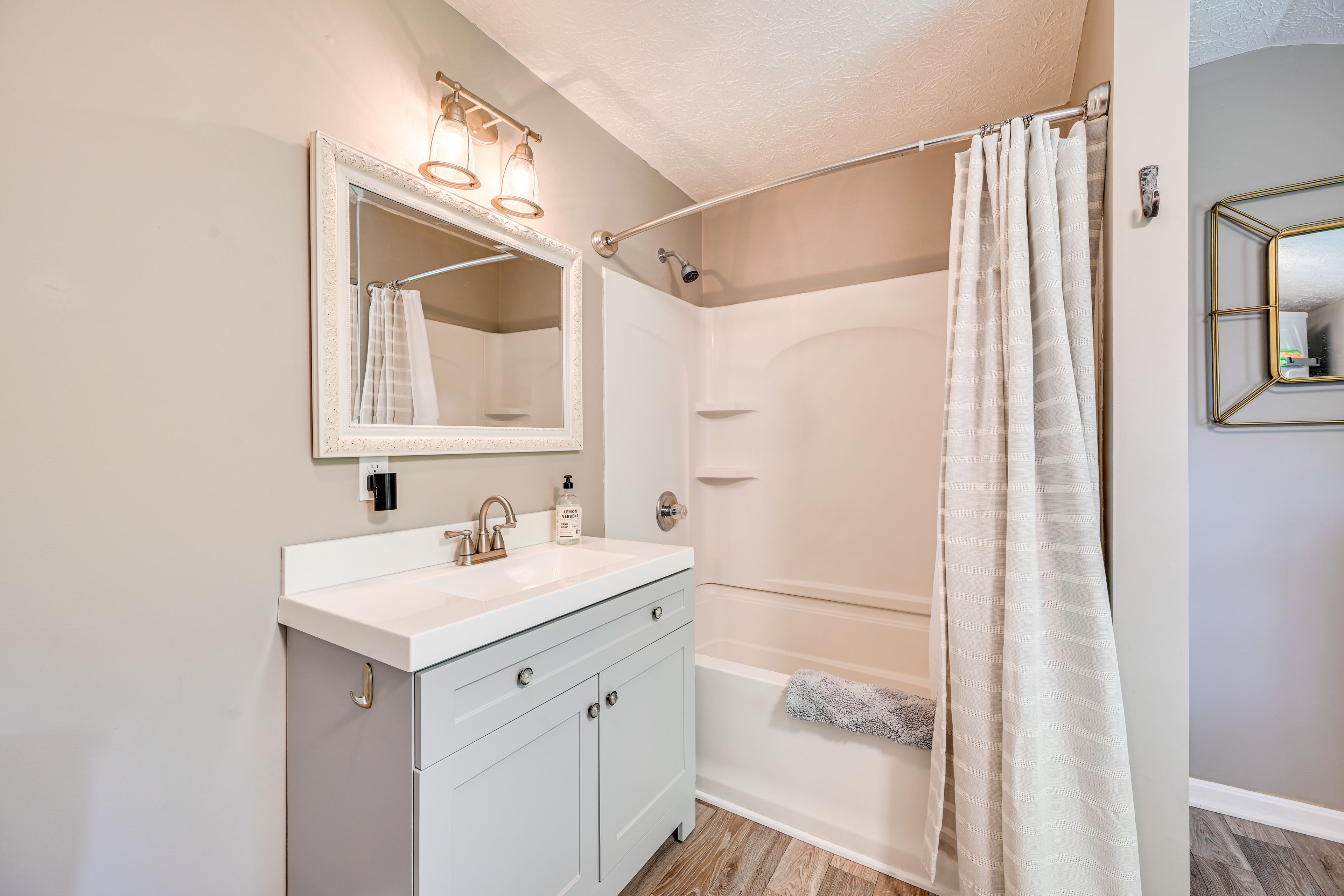 Full Bathroom | Towels Provided