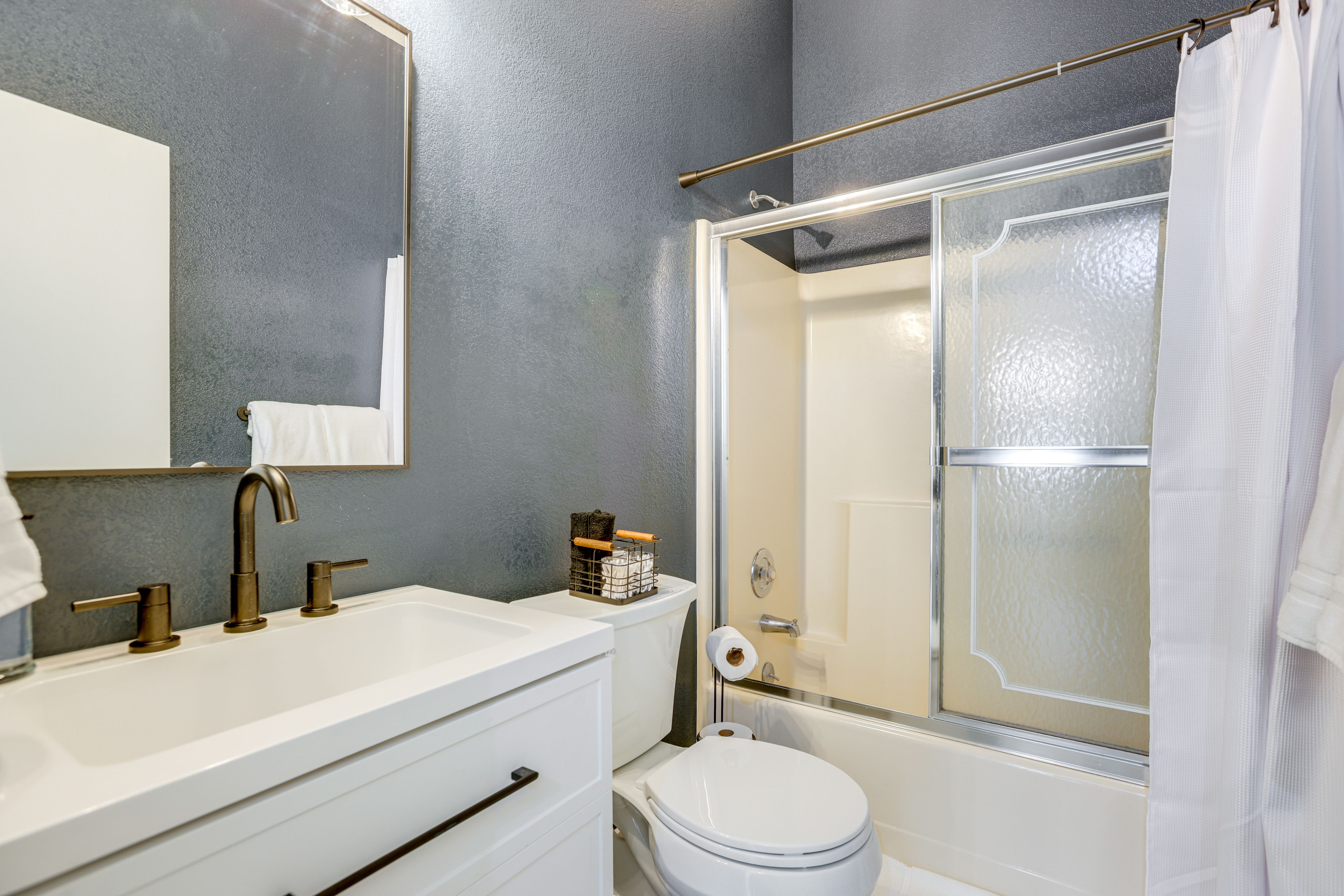 Full Bathroom | Towels Provided | 2nd Floor