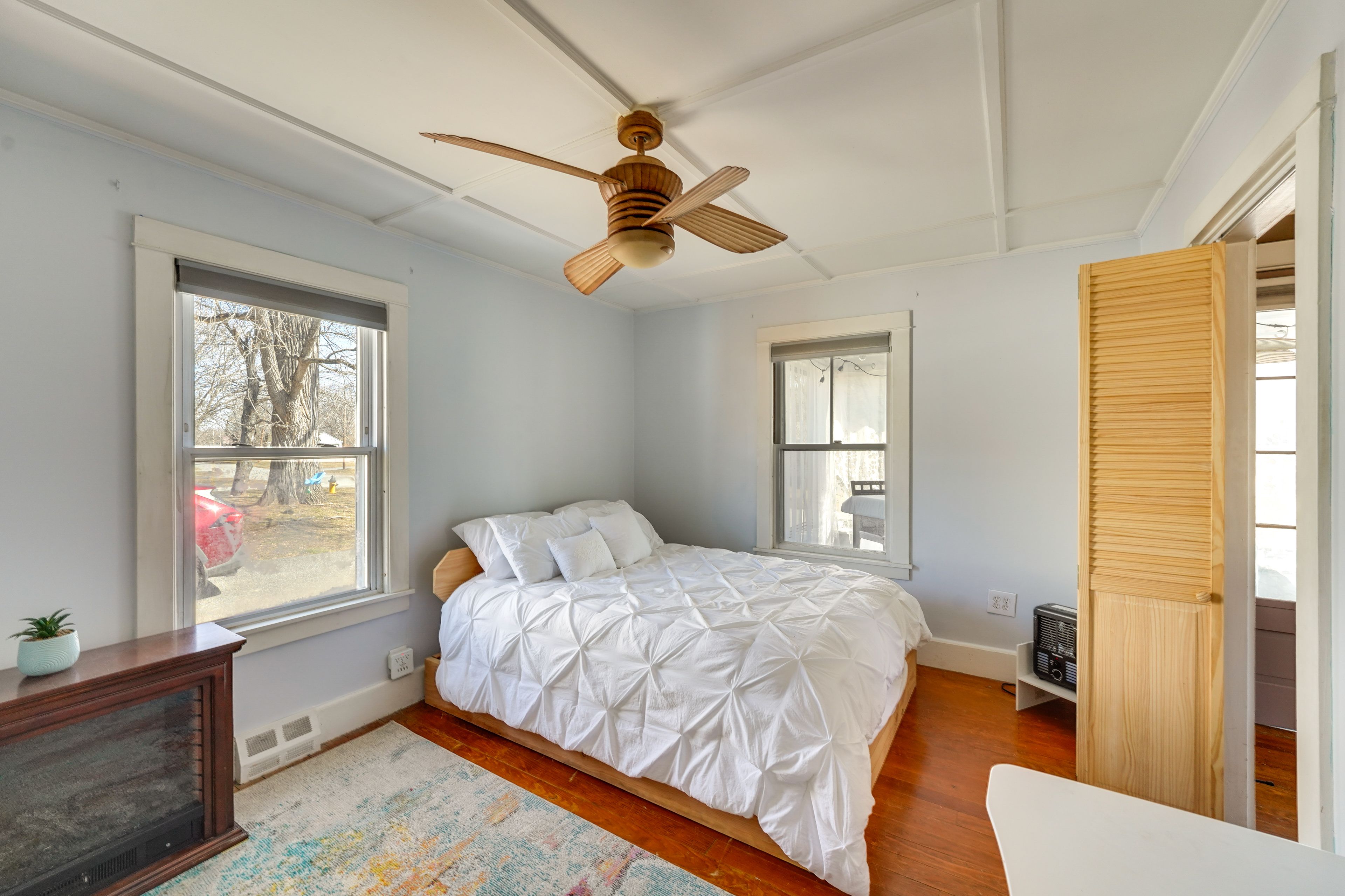 Bedroom | Queen Bed | Linens Provided | Desk Workspace | Smart TV