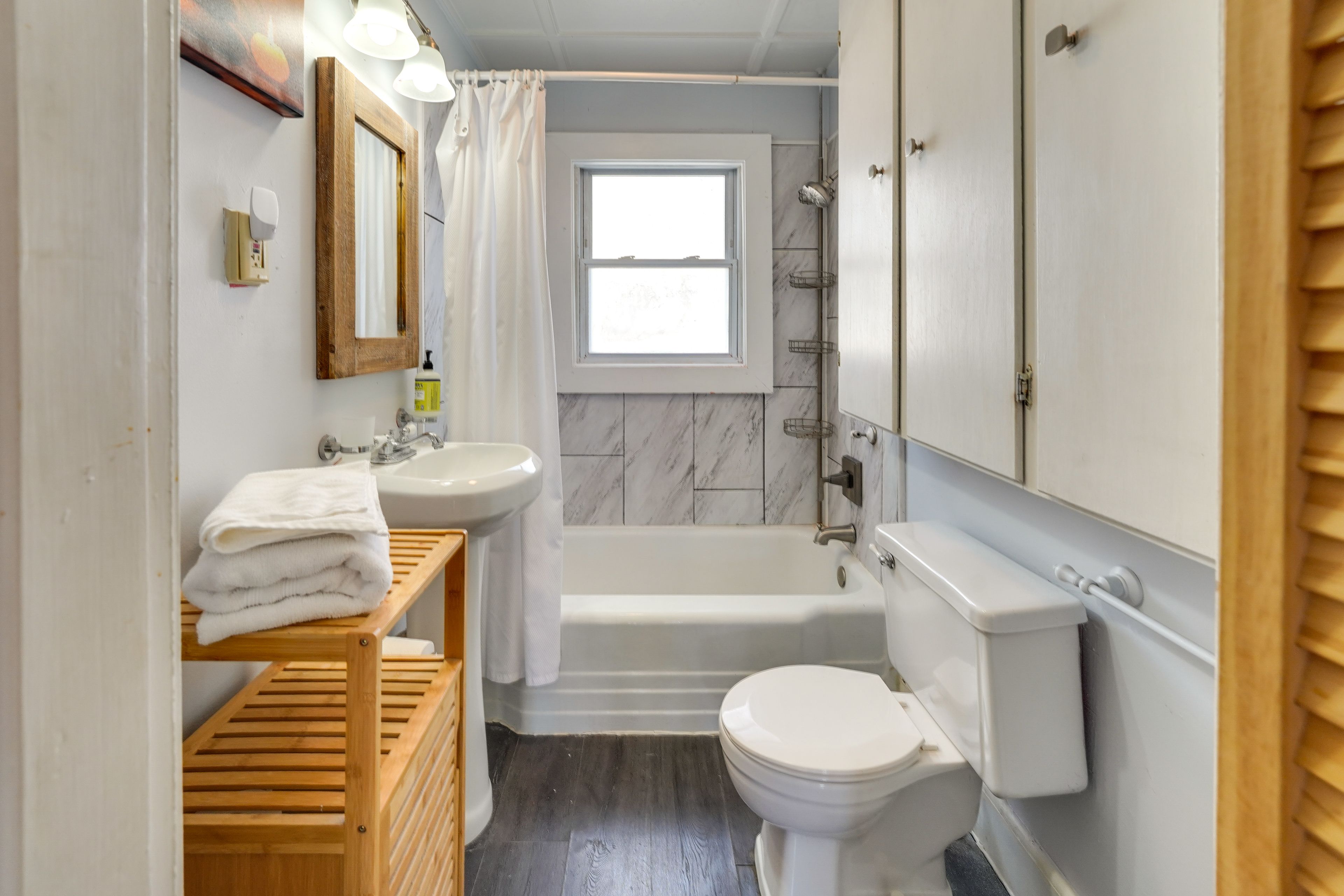 Full Bathroom | Towels Provided