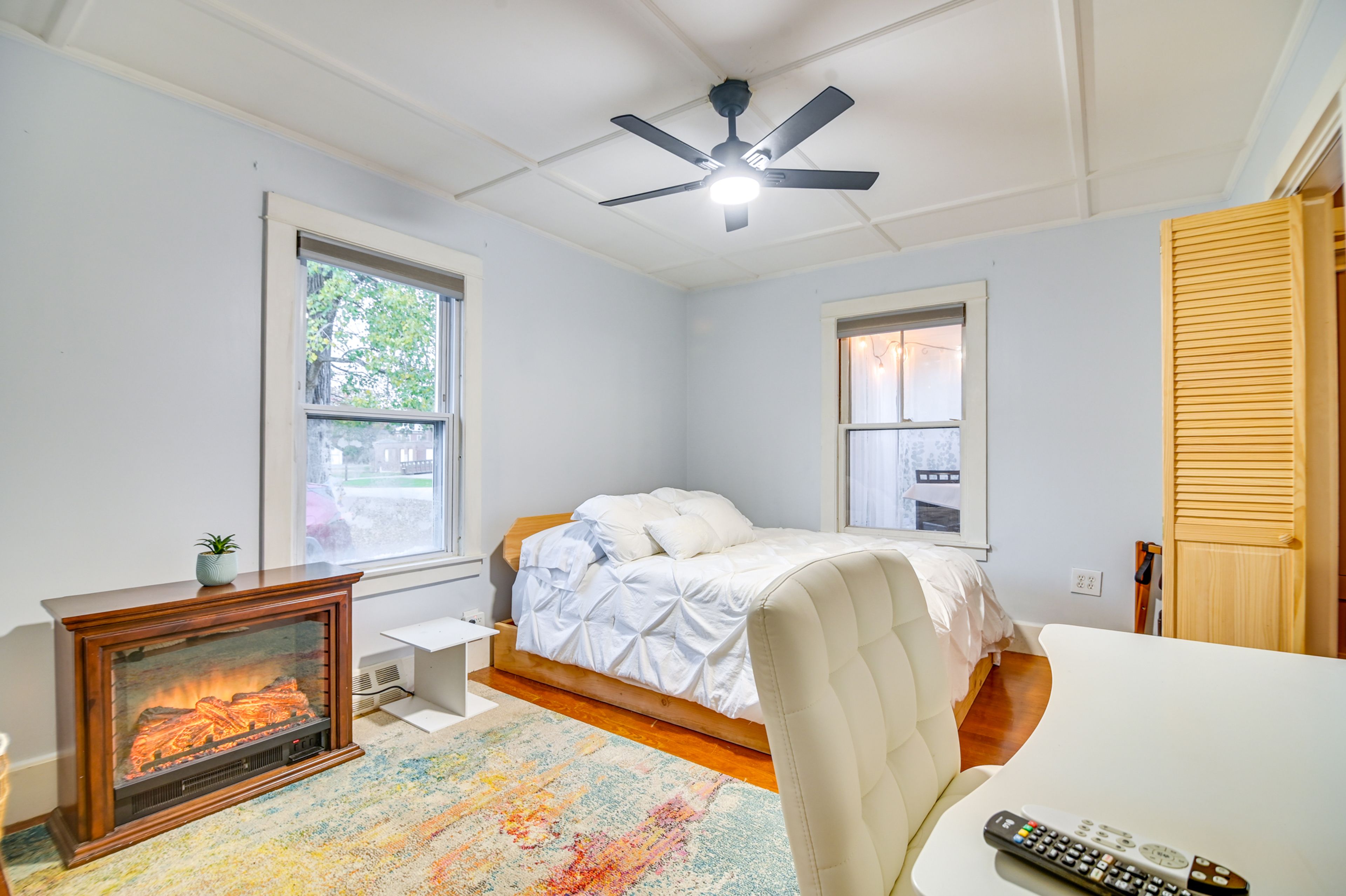 Bedroom | Queen Bed | Linens Provided | Desk Workspace | Smart TV