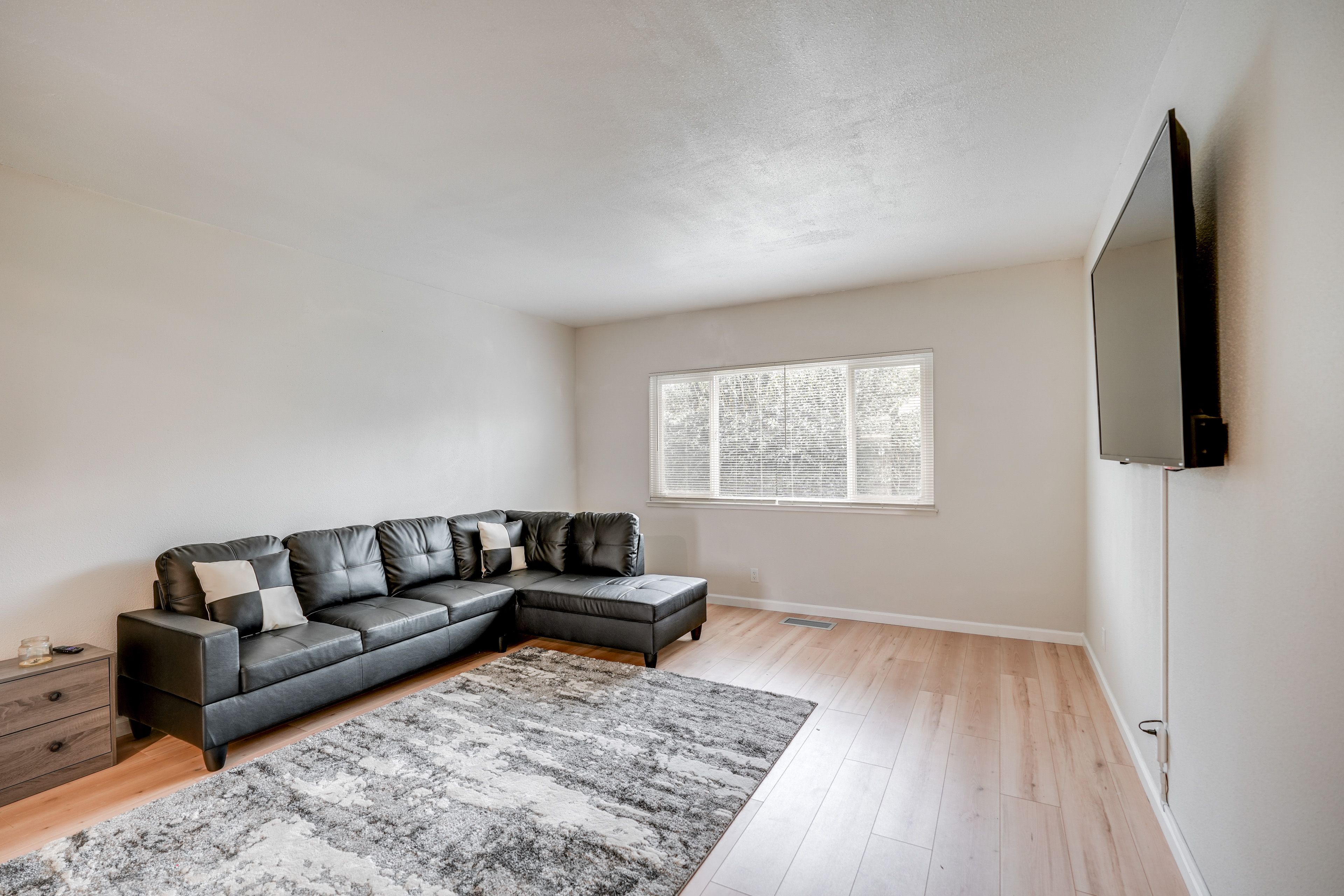 Front Living Area | Smart TV w/ Cable