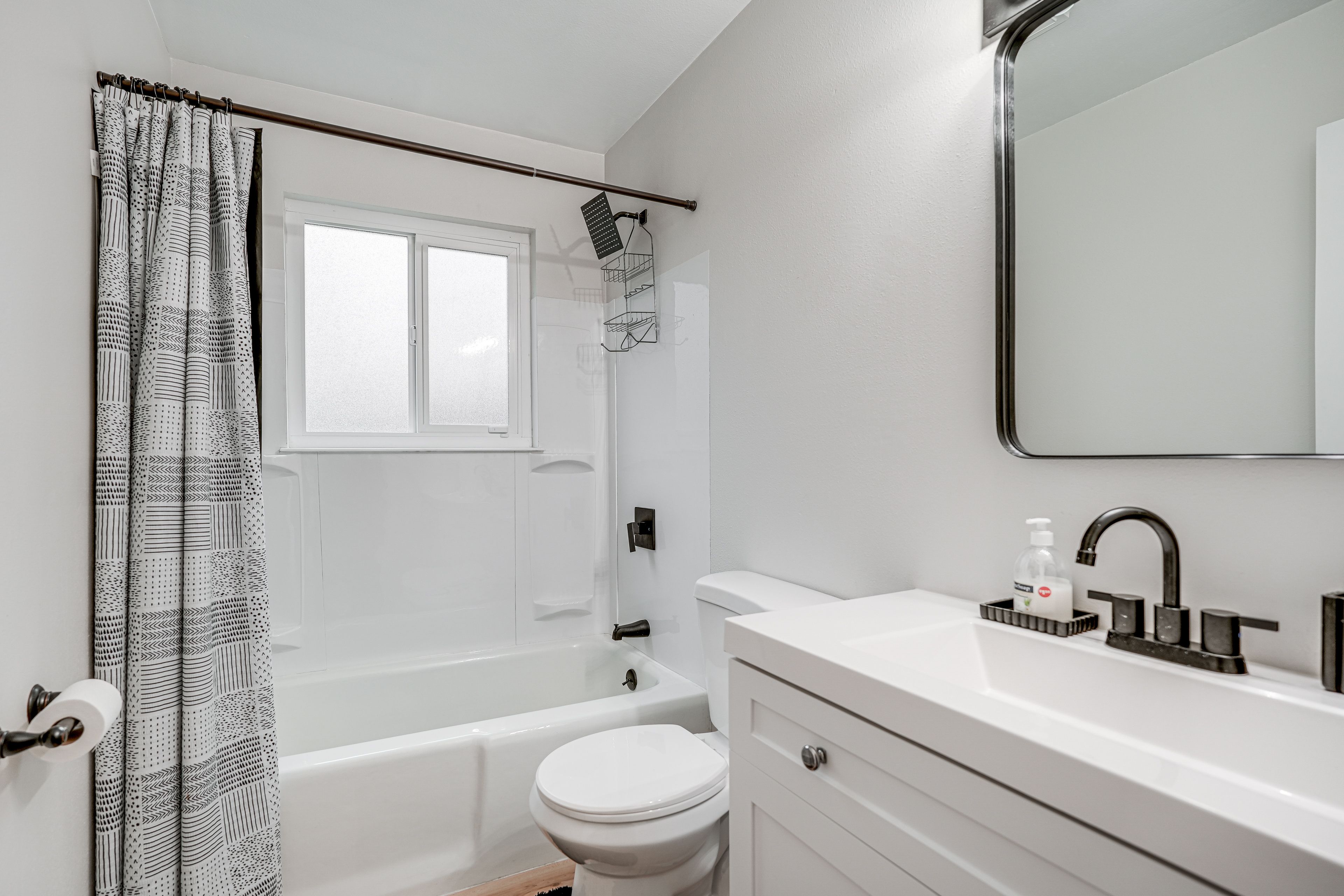Full Bathroom | Towels Provided