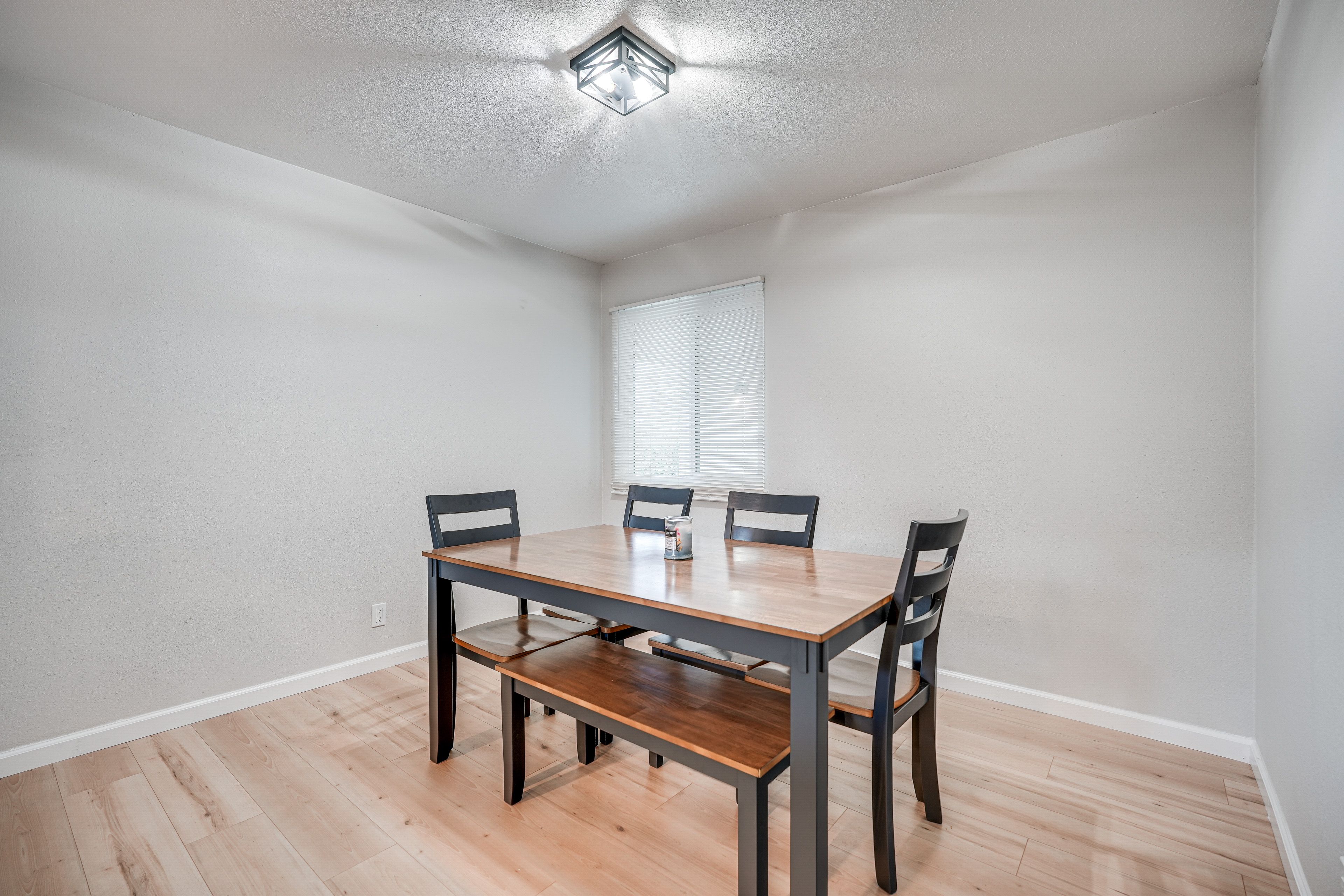 Dining Area | Dishware/Flatware
