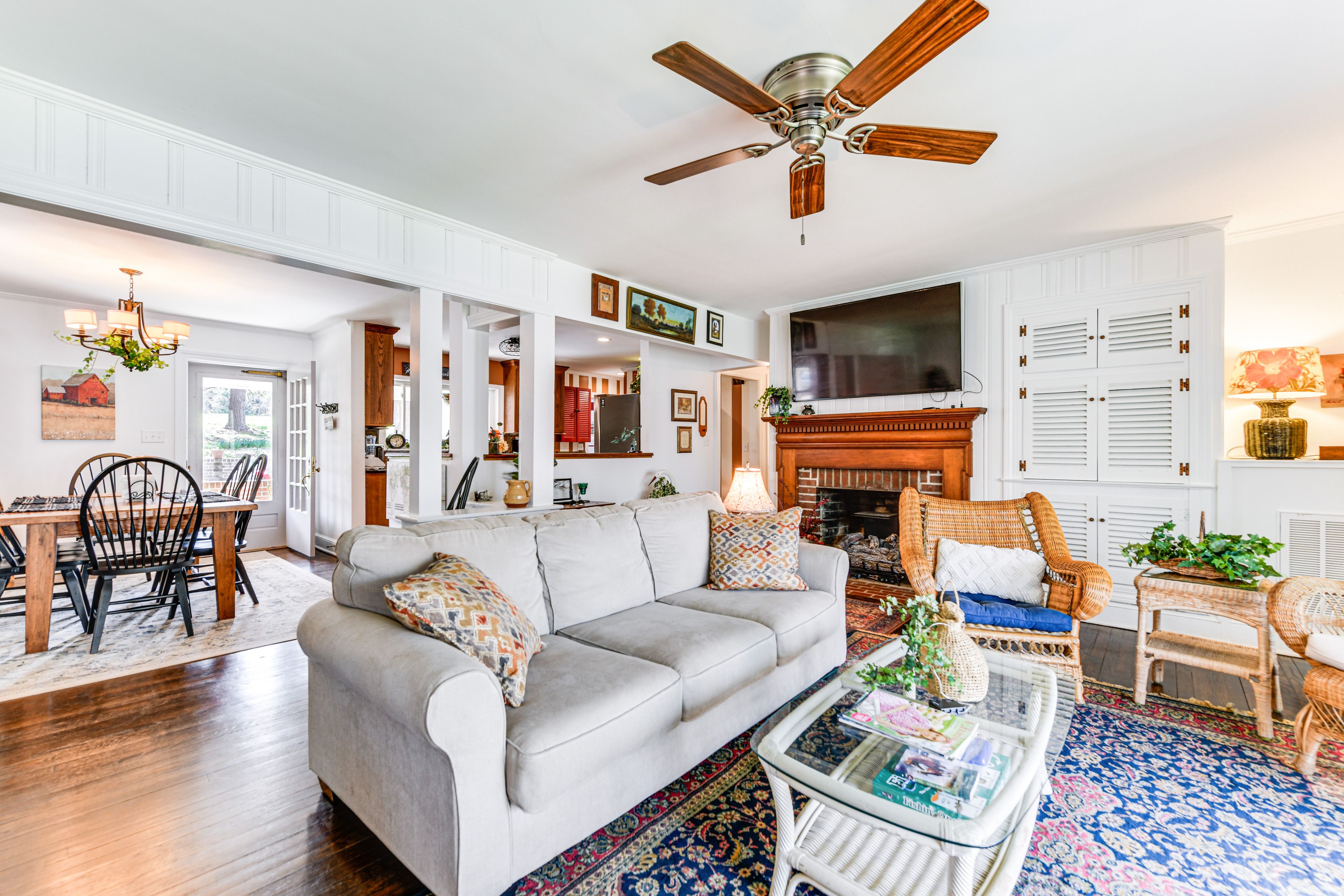 Living Room | 1st Floor | Flat-Screen TV | Central Heating & A/C | Free WiFi