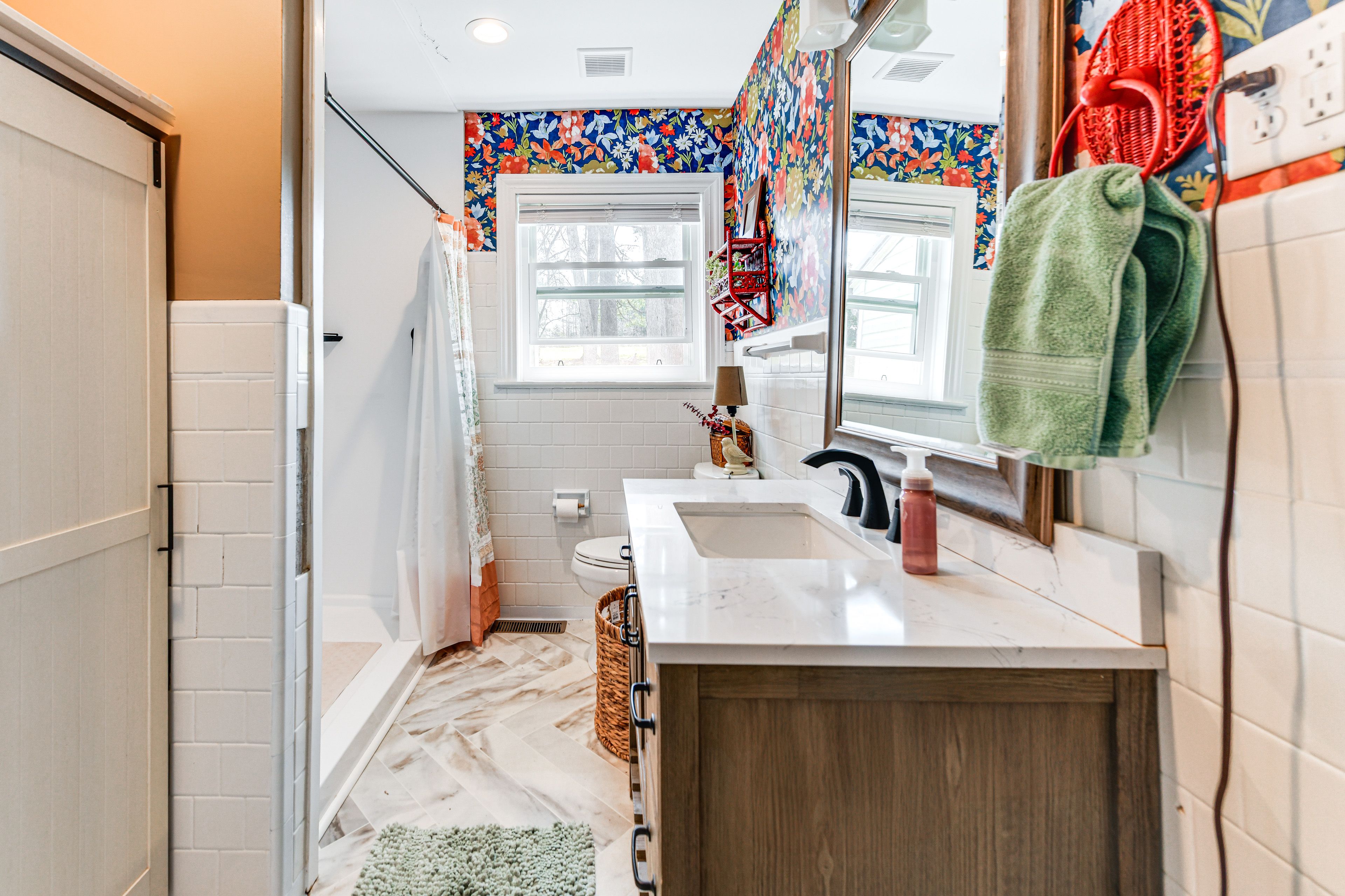 Full Bathroom | 1st Floor | Towels Provided