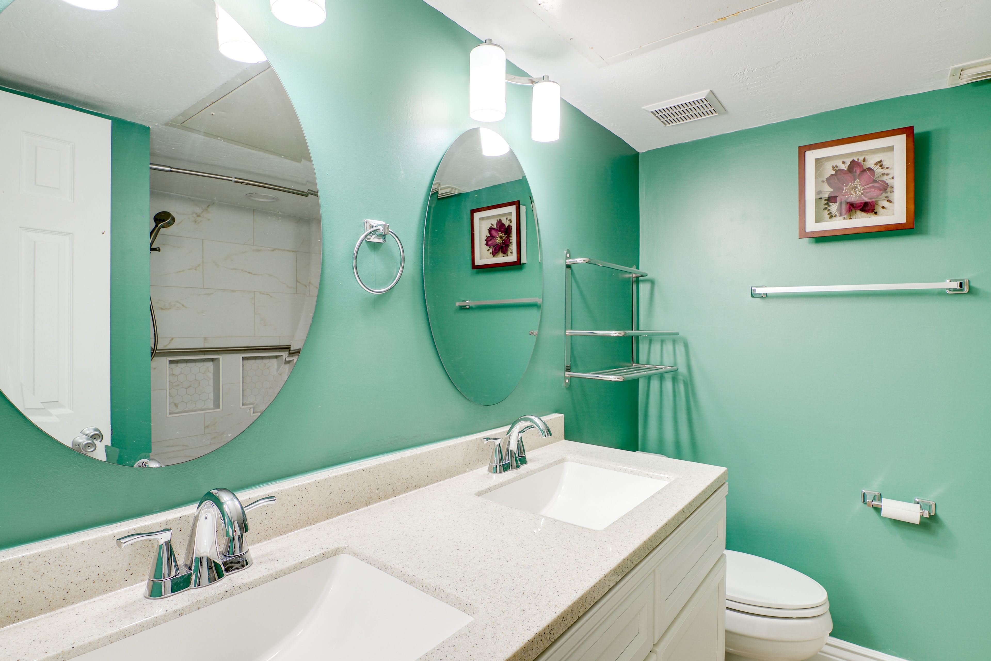 Full Bathroom | Towels Provided
