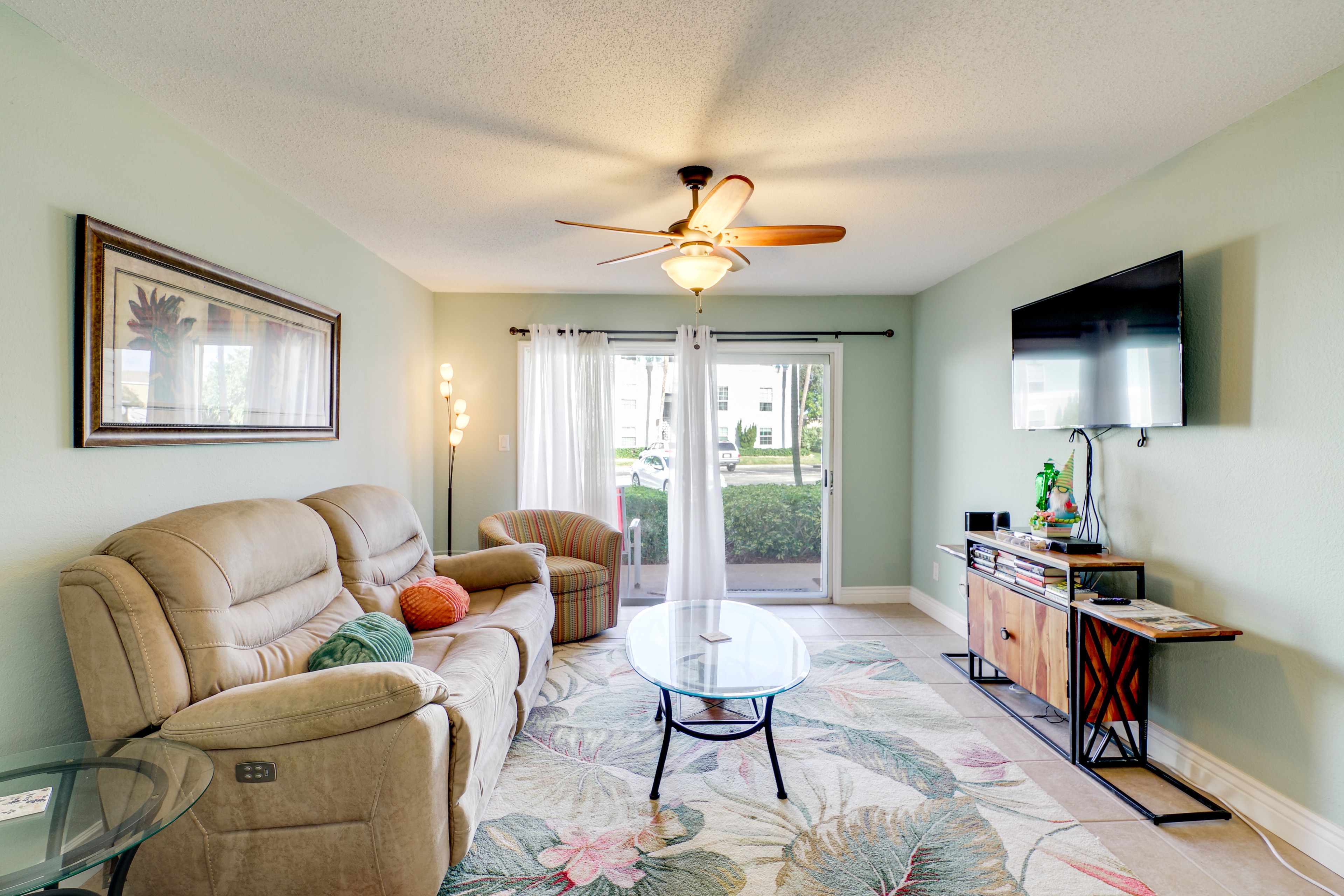 Living Room | Free WiFi | Smart TV