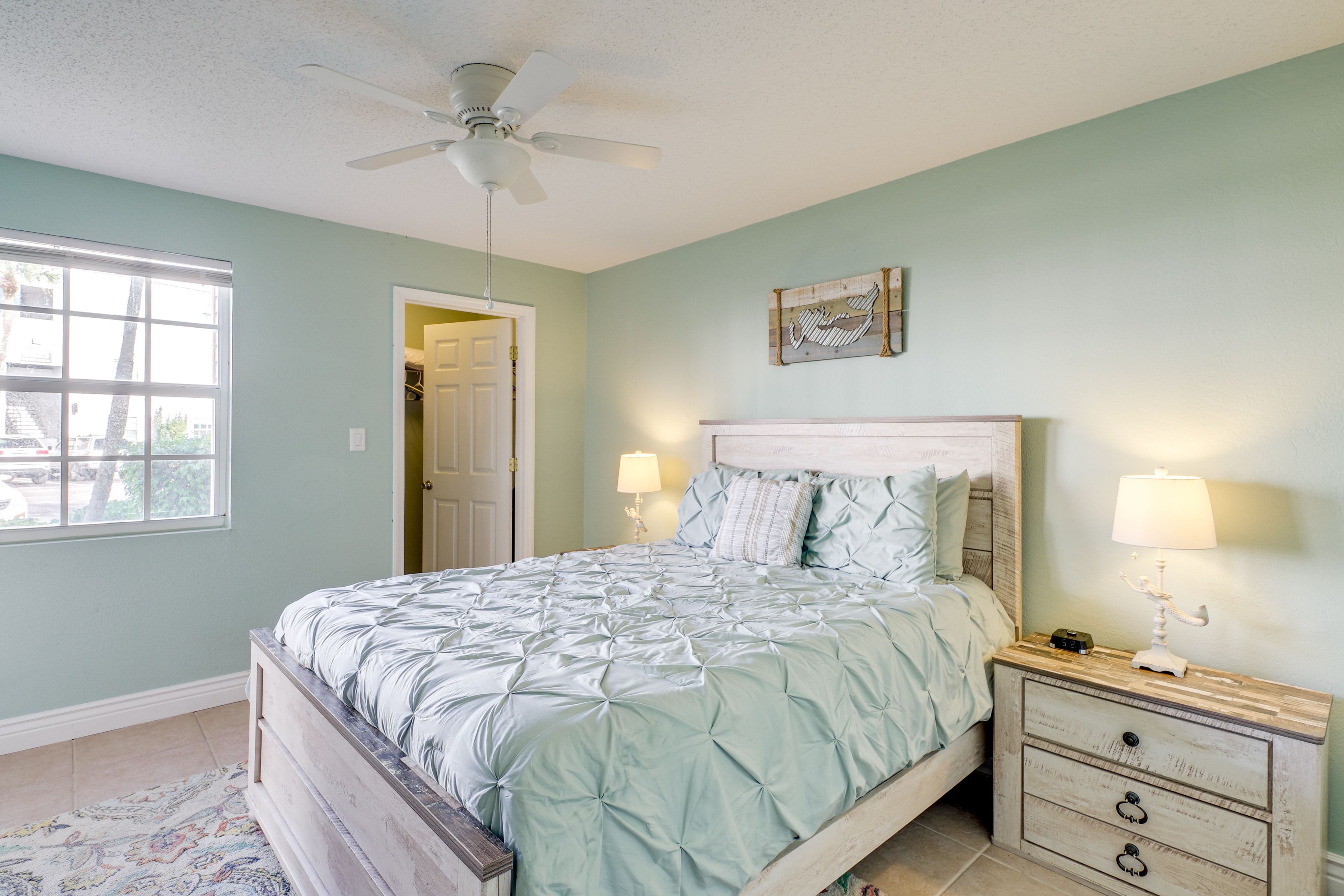 Bedroom | Queen Bed | Linens Provided
