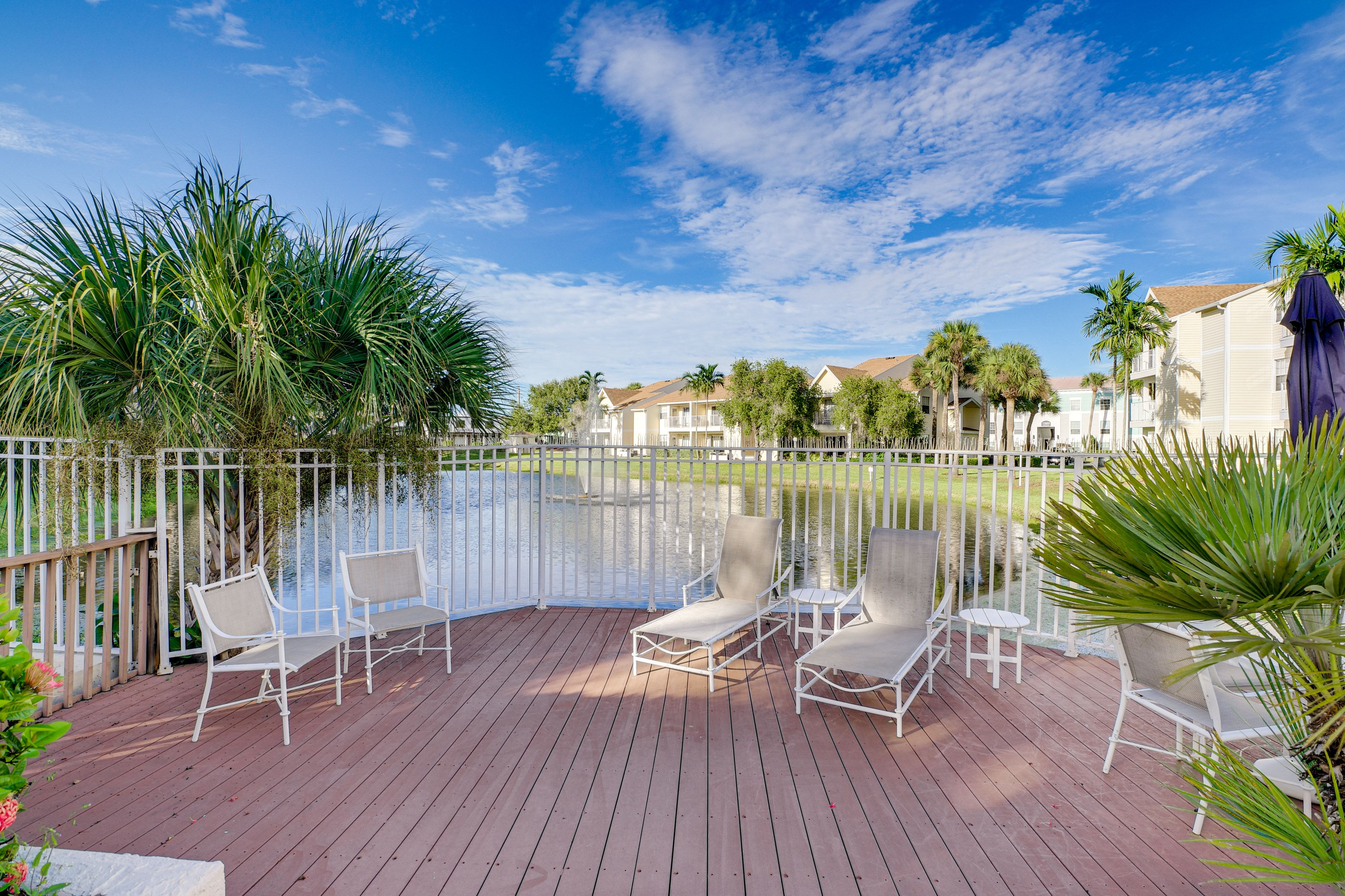 Community Lake | Outdoor Seating