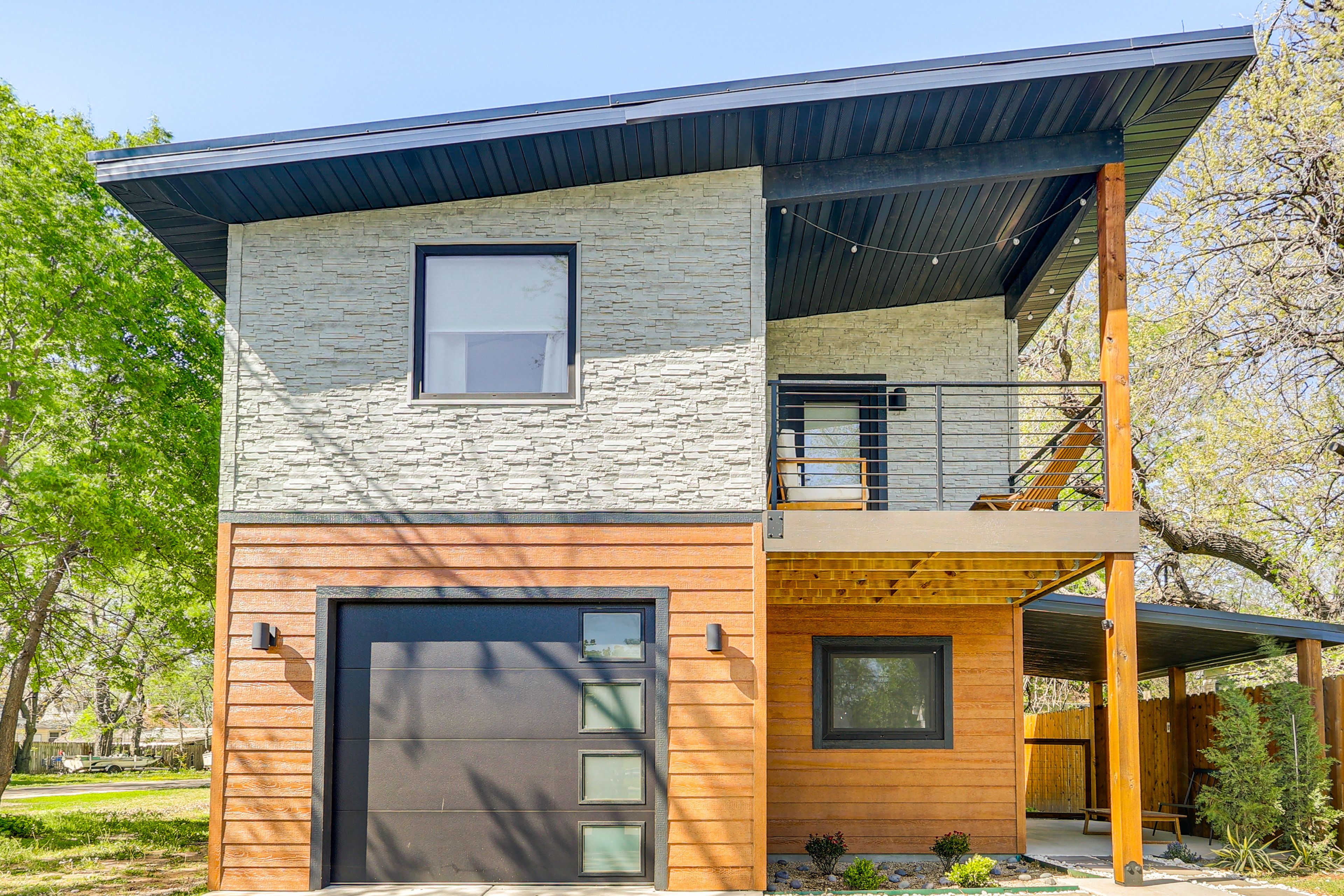 Wichita Vacation Rental | 2BR | 1BA | 702 Sq Ft | Step-Free Entry