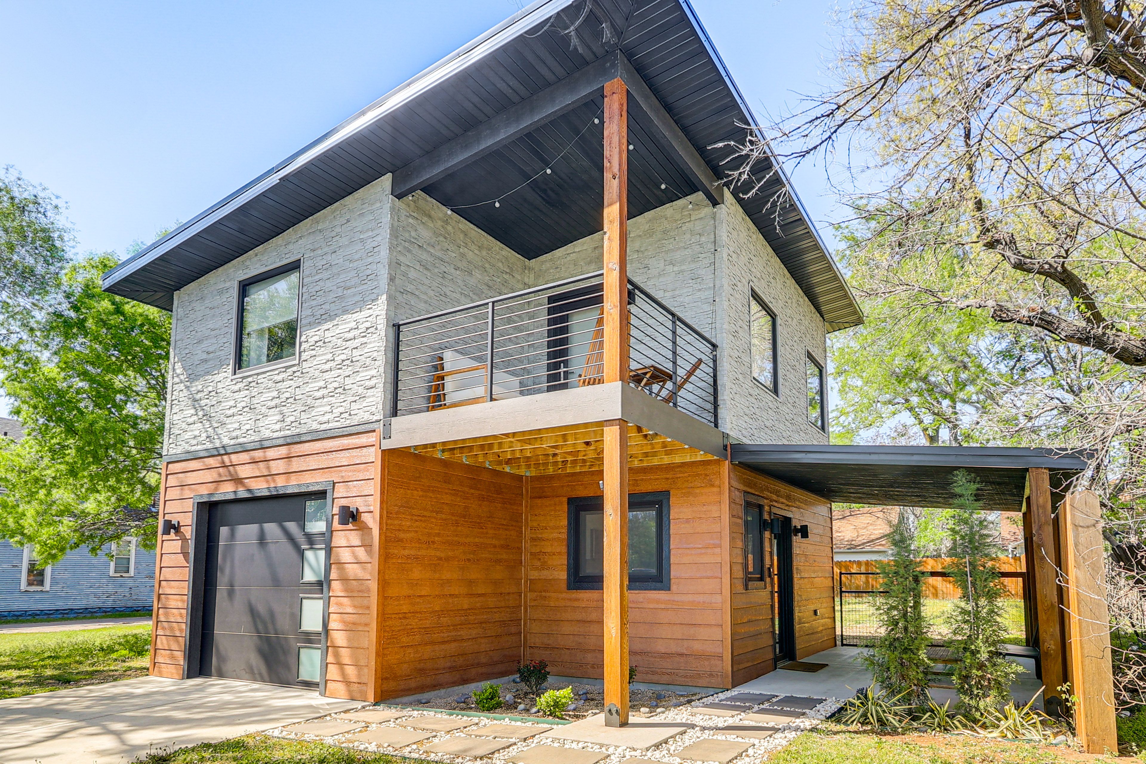Exterior | Driveway (1 Compact/Midsize Vehicle) | Garage (1 Vehicle)