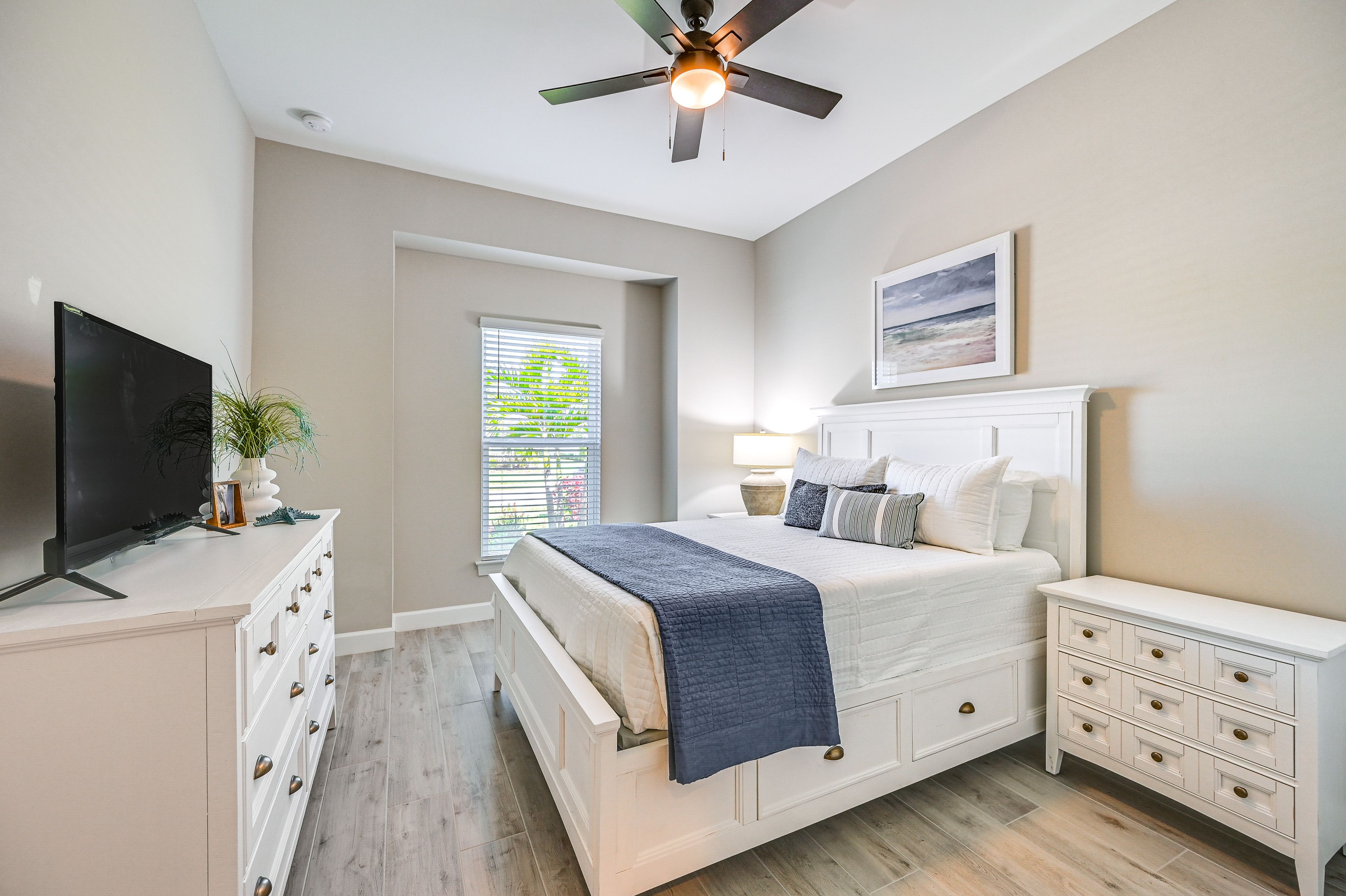 Bedroom 3 | Queen Bed | Smart TV